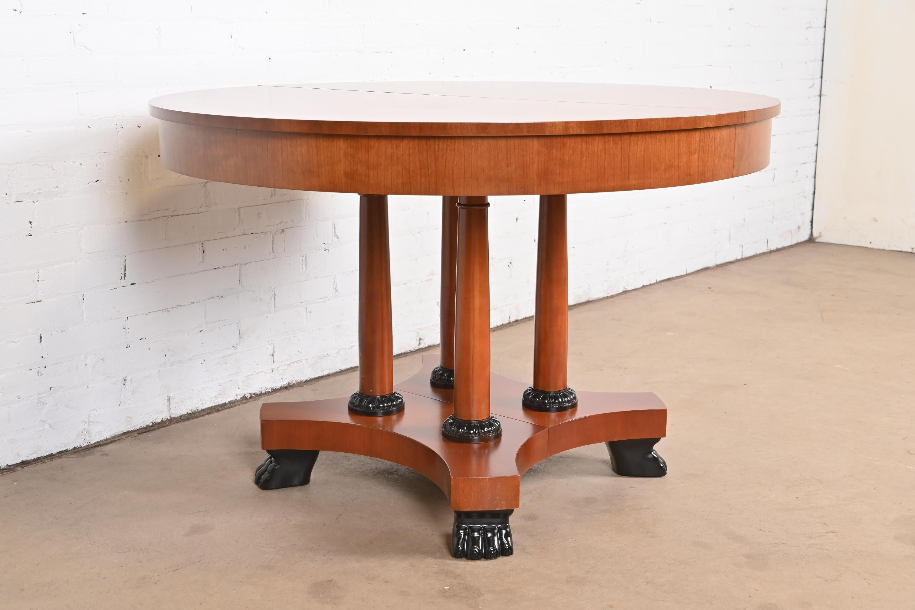 Table de salle à manger néoclassique Baker Furniture à rallonge en cerisier, nouvellement restaurée en vente 9