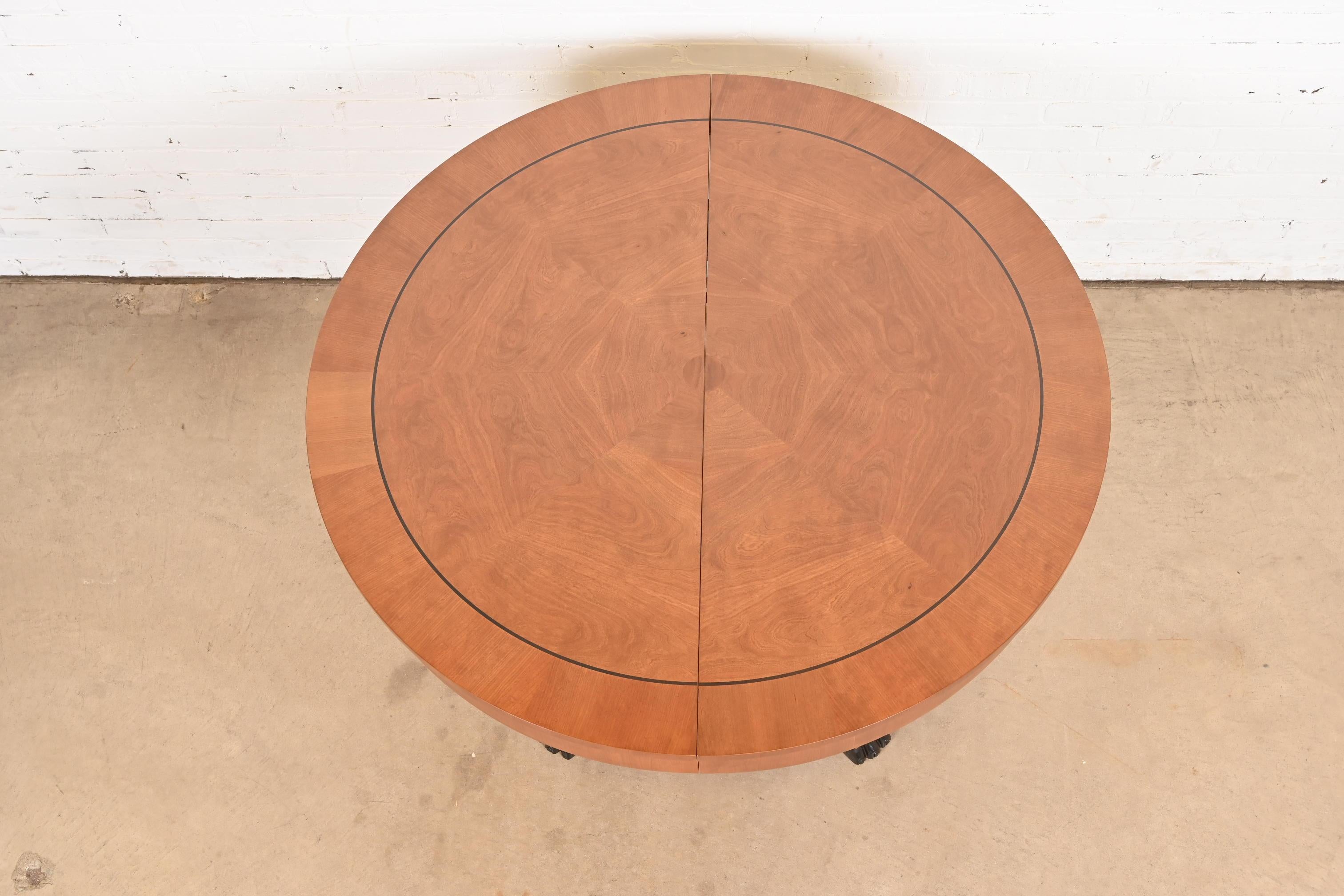 Table de salle à manger néoclassique Baker Furniture à rallonge en cerisier, nouvellement restaurée en vente 10