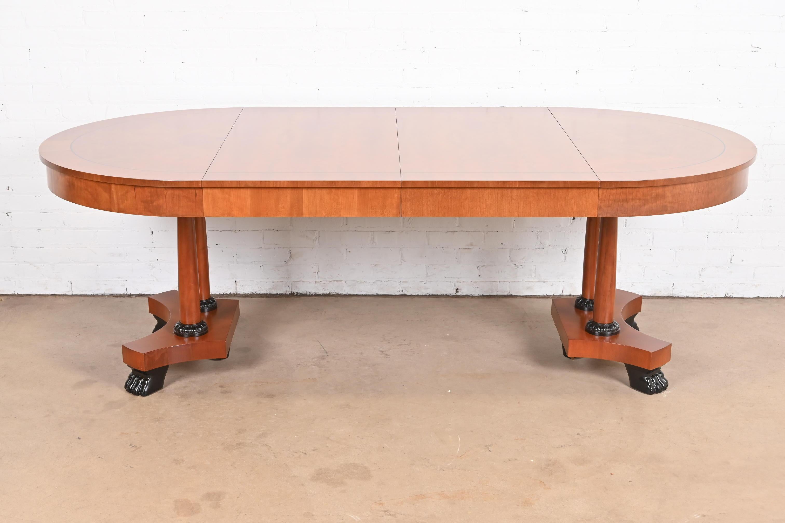 Magnifique table de salle à manger à rallonge de style néoclassique ou empire

Par Baker Furniture, 