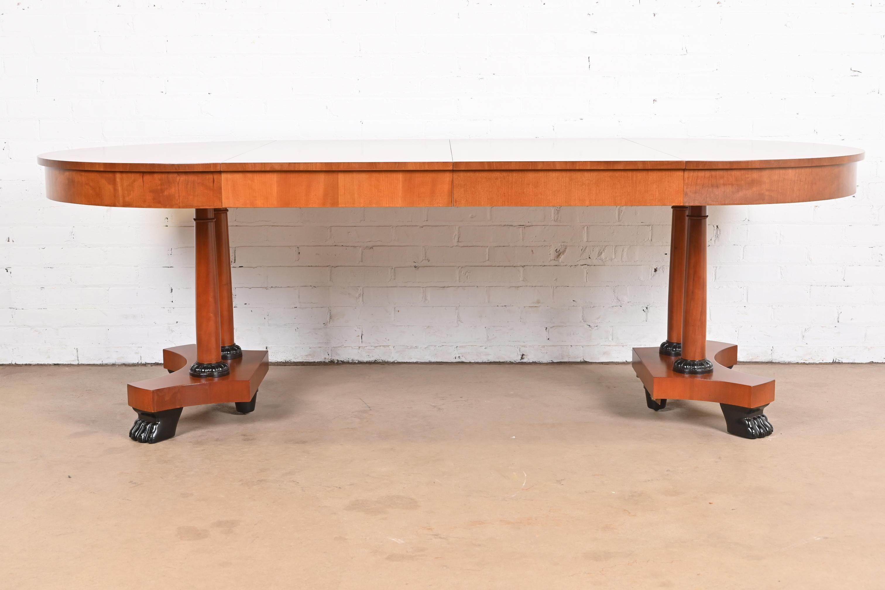 Néoclassique Table de salle à manger néoclassique Baker Furniture à rallonge en cerisier, nouvellement restaurée en vente