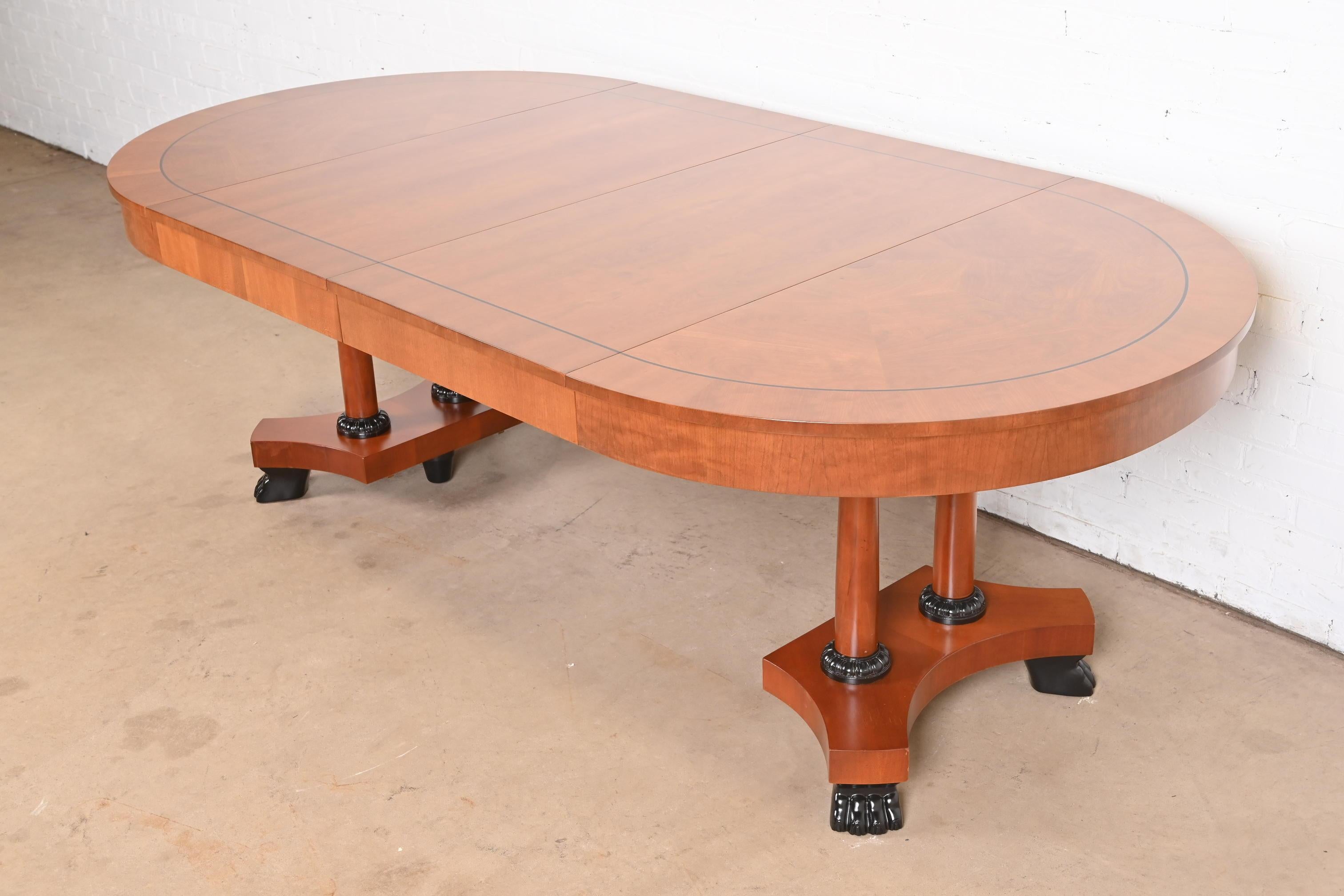 Américain Table de salle à manger néoclassique Baker Furniture à rallonge en cerisier, nouvellement restaurée en vente