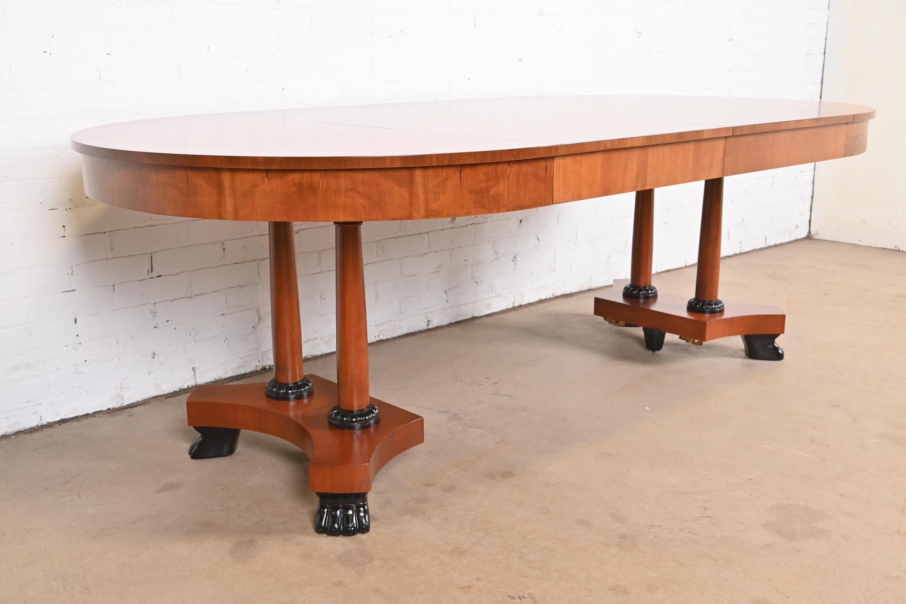 Cerise Table de salle à manger néoclassique Baker Furniture à rallonge en cerisier, nouvellement restaurée en vente