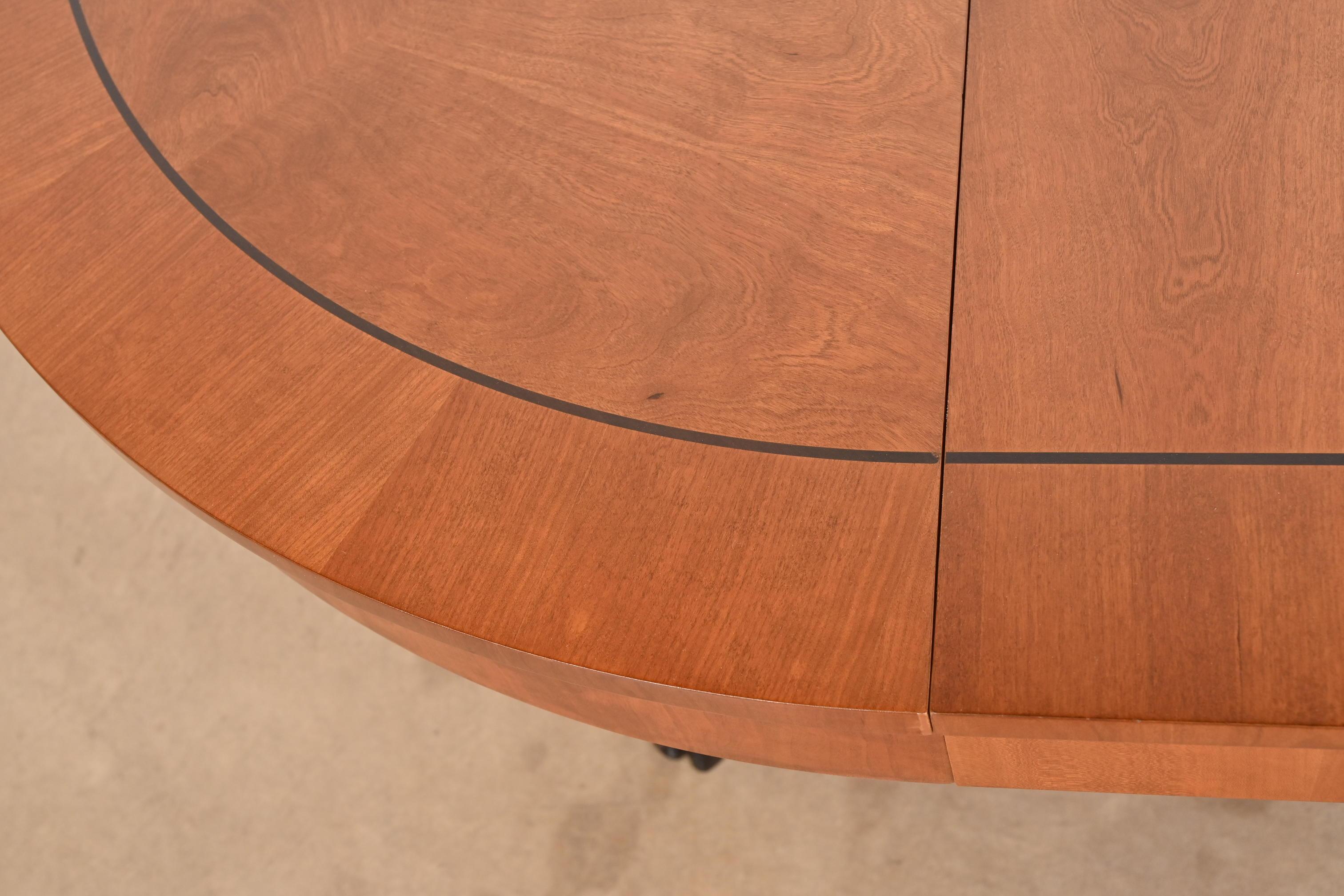 Table de salle à manger néoclassique Baker Furniture à rallonge en cerisier, nouvellement restaurée en vente 2