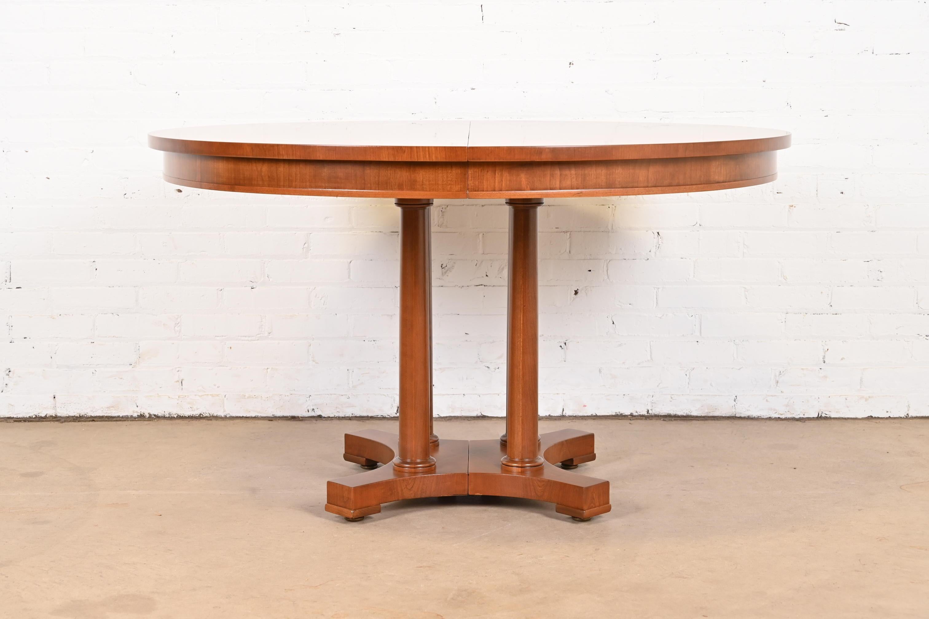 Table de salle à manger à rallonge néoclassique en bois de cerisier de Baker Furniture, revernie en vente 3