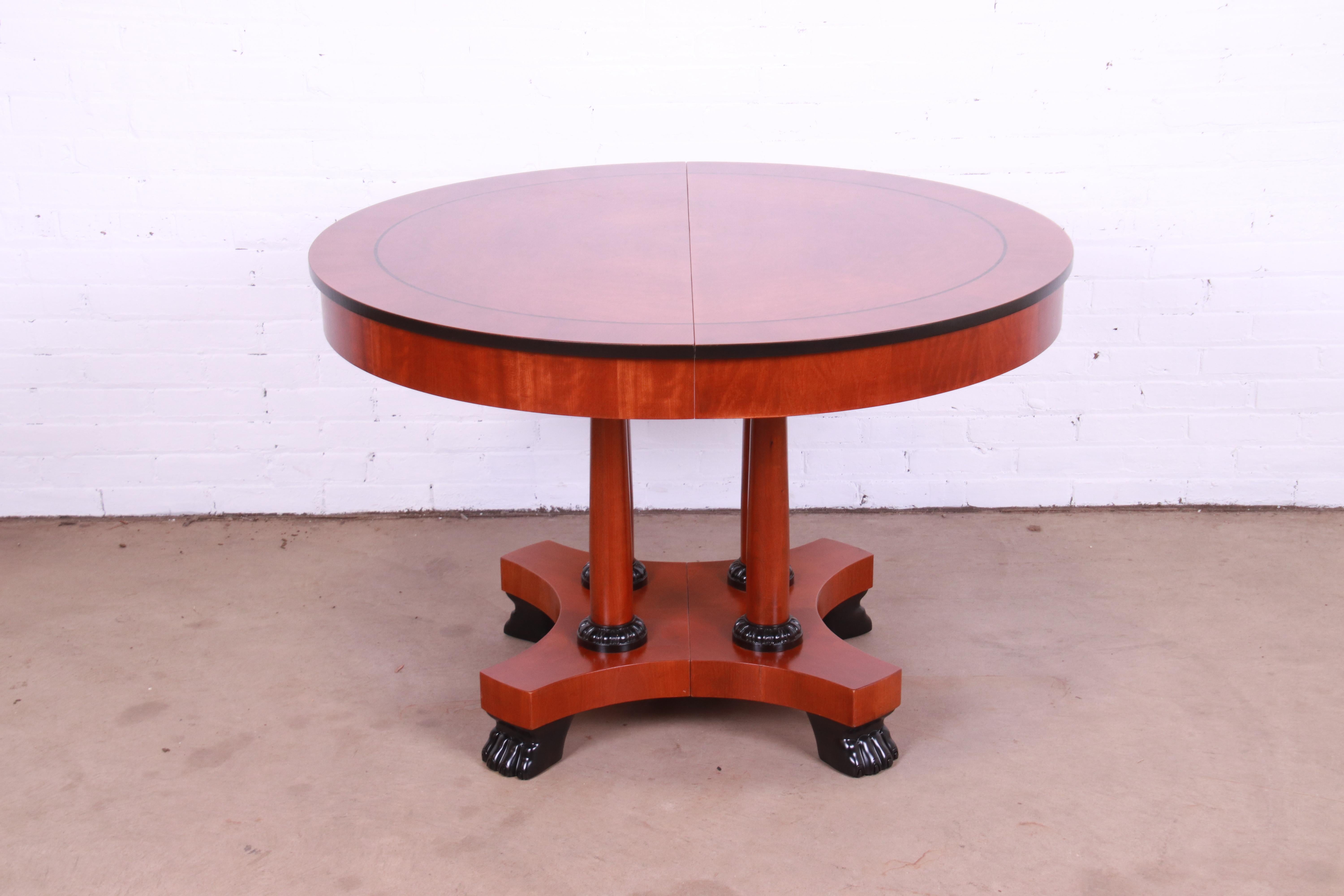 Table de salle à manger à rallonge néoclassique en bois de cerisier de Baker Furniture, revernie en vente 4