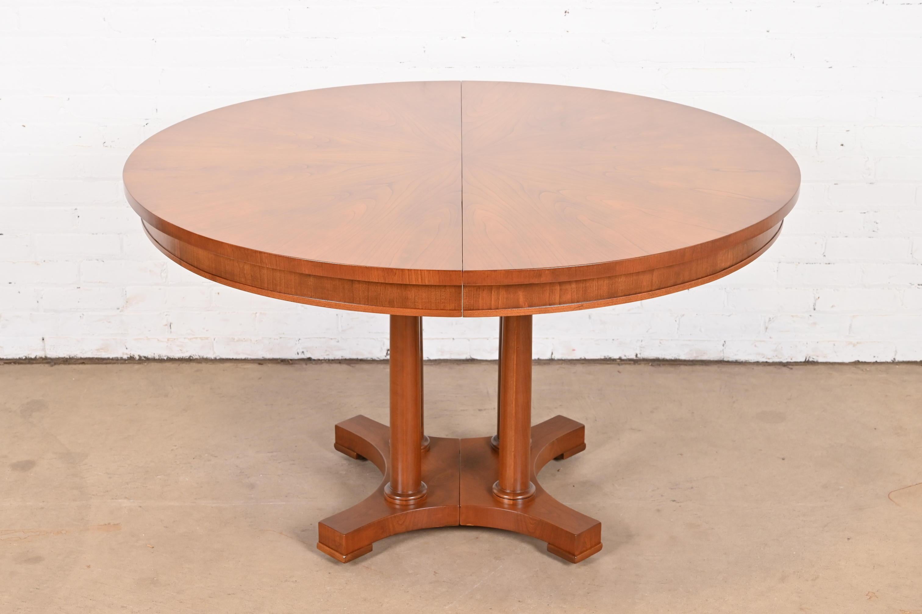 Table de salle à manger à rallonge néoclassique en bois de cerisier de Baker Furniture, revernie en vente 4