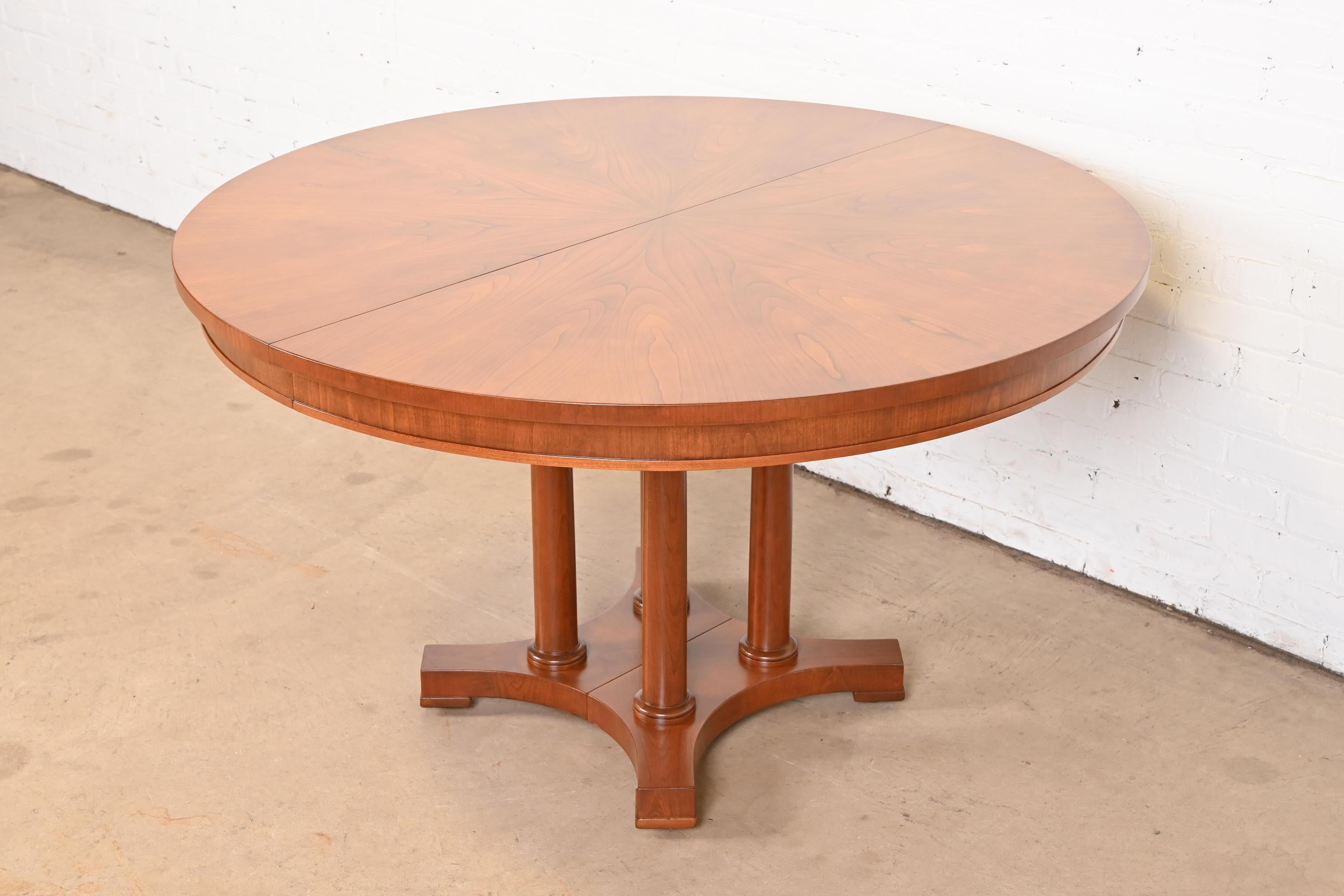 Table de salle à manger à rallonge néoclassique en bois de cerisier de Baker Furniture, revernie en vente 5