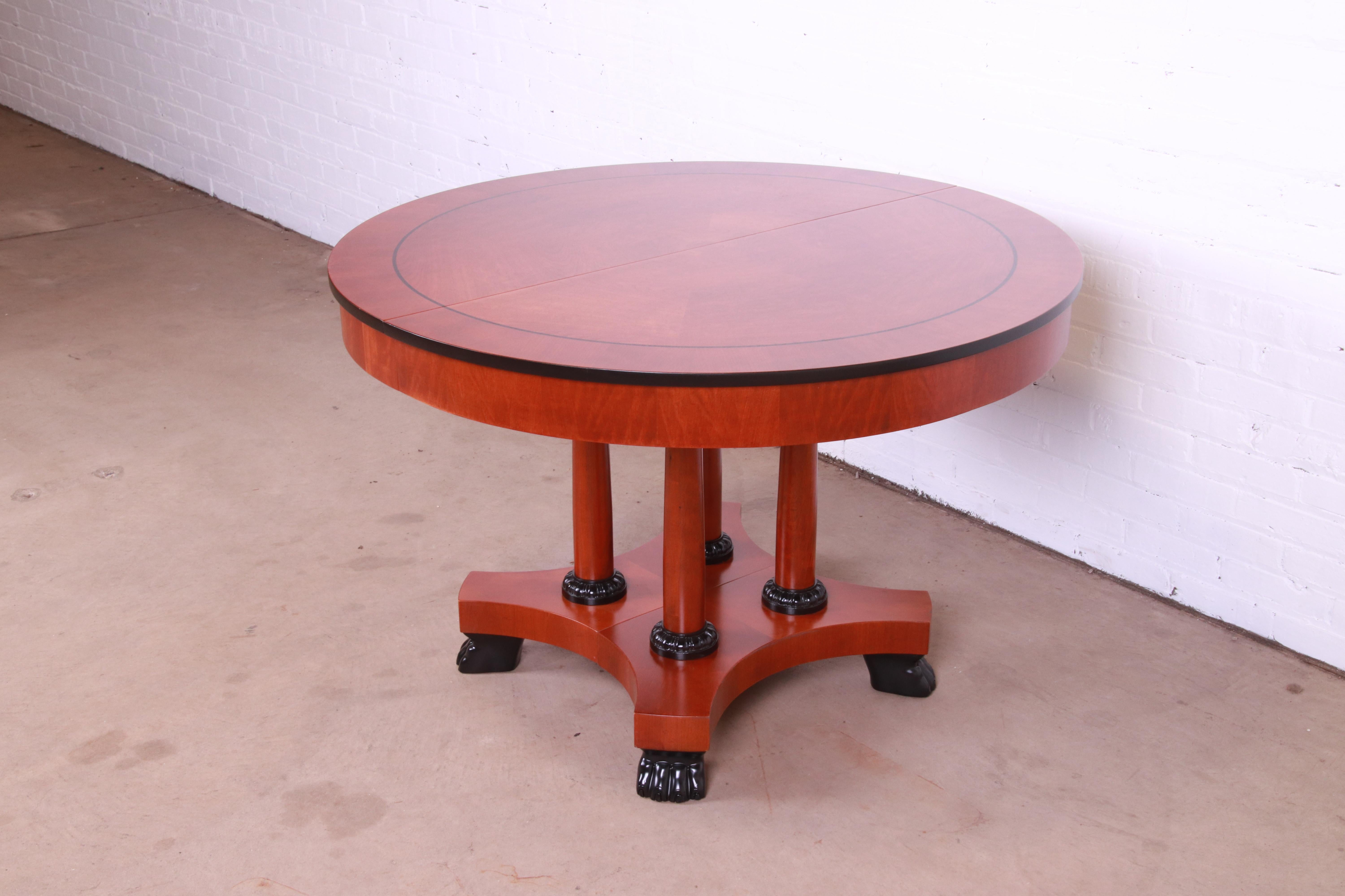 Table de salle à manger à rallonge néoclassique en bois de cerisier de Baker Furniture, revernie en vente 6