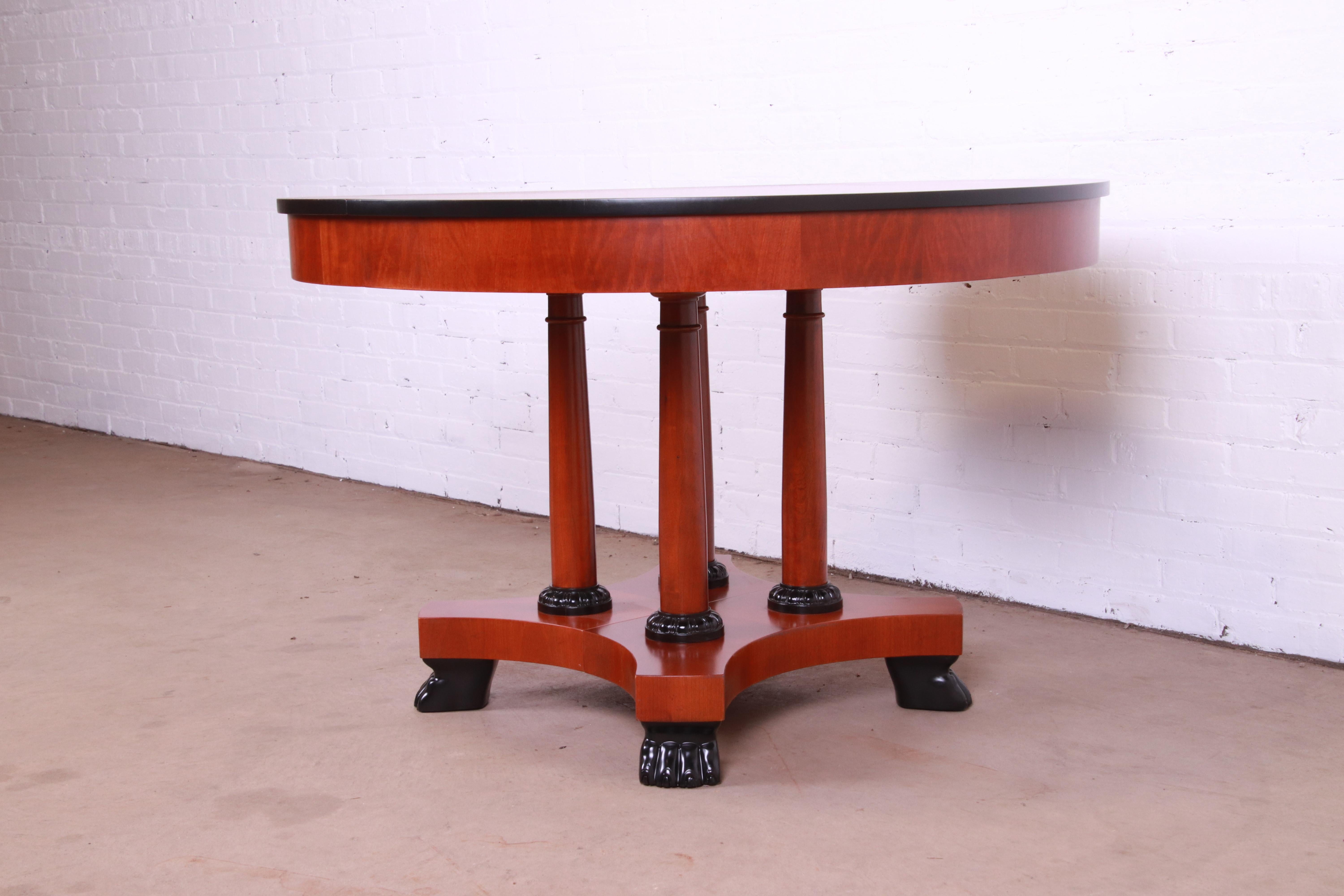 Table de salle à manger à rallonge néoclassique en bois de cerisier de Baker Furniture, revernie en vente 7