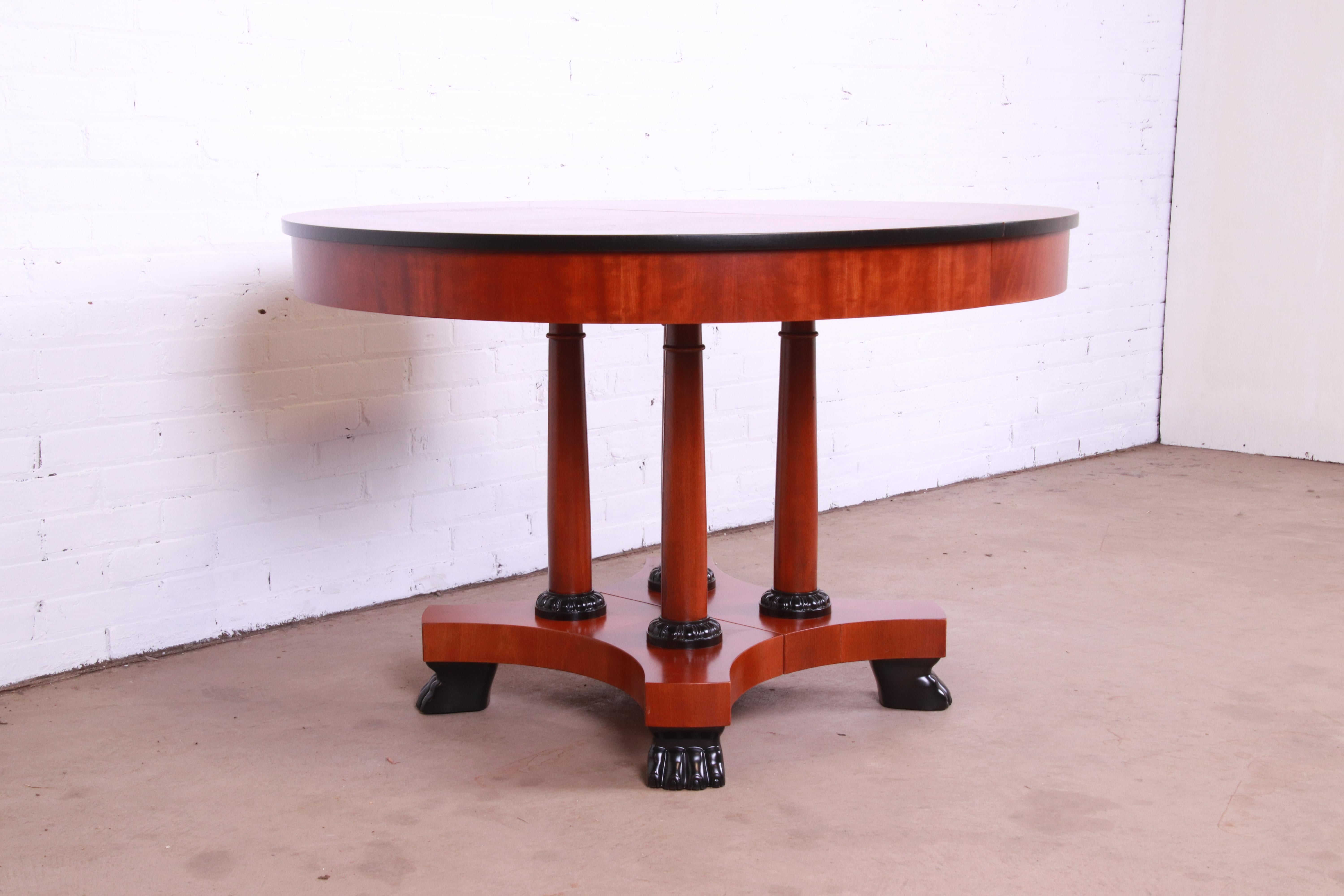 Table de salle à manger à rallonge néoclassique en bois de cerisier de Baker Furniture, revernie en vente 8