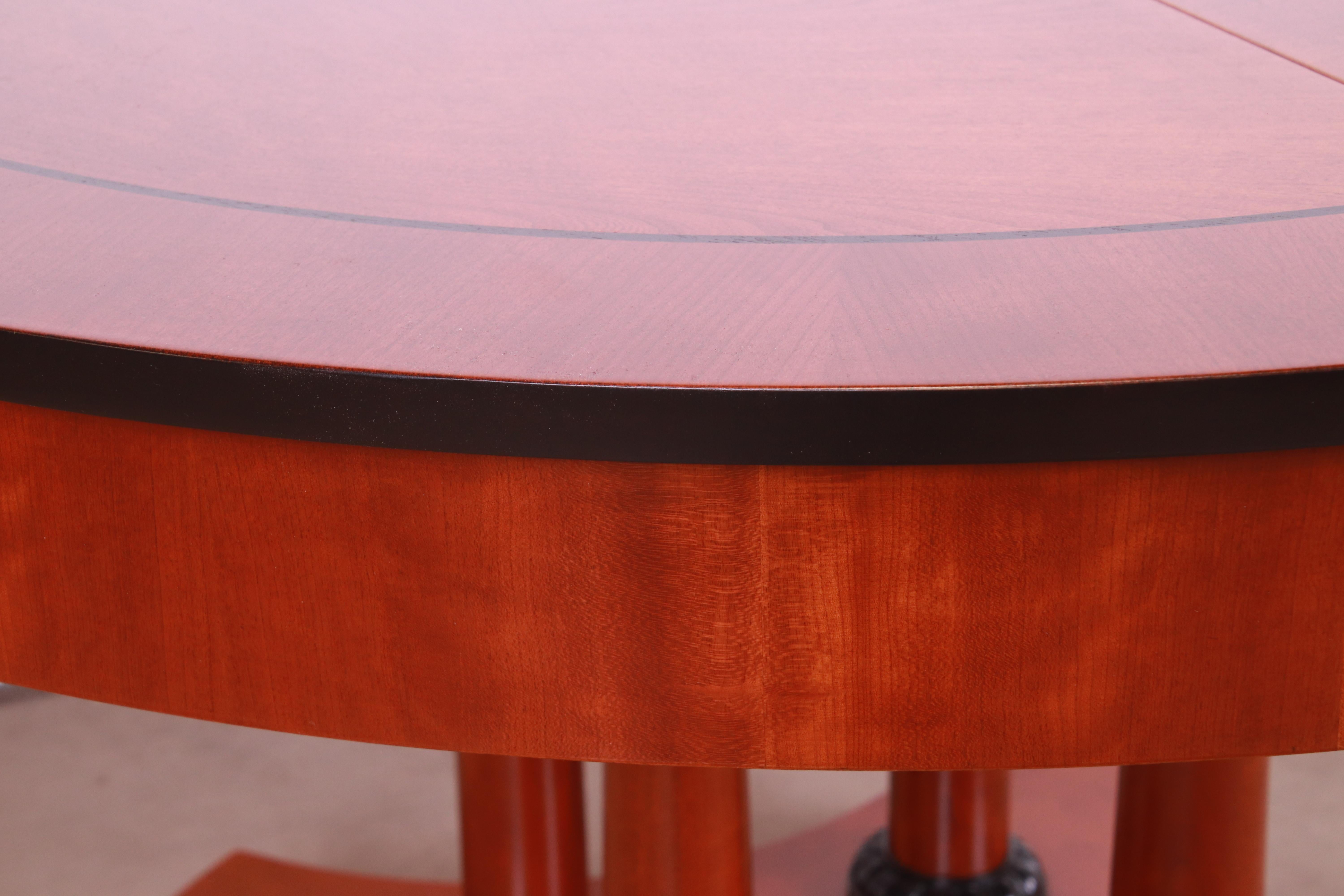 Table de salle à manger à rallonge néoclassique en bois de cerisier de Baker Furniture, revernie en vente 10