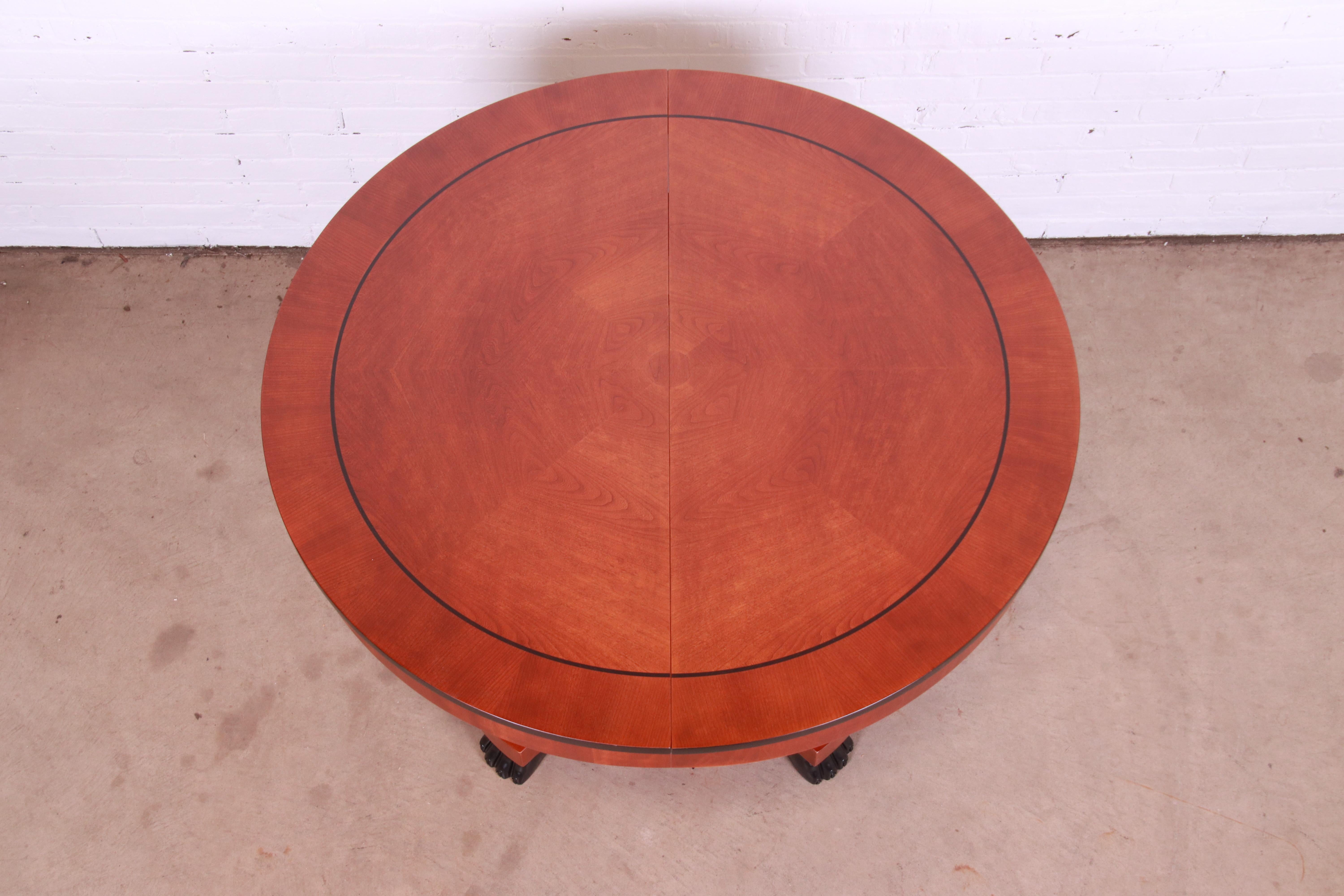 Table de salle à manger à rallonge néoclassique en bois de cerisier de Baker Furniture, revernie en vente 11