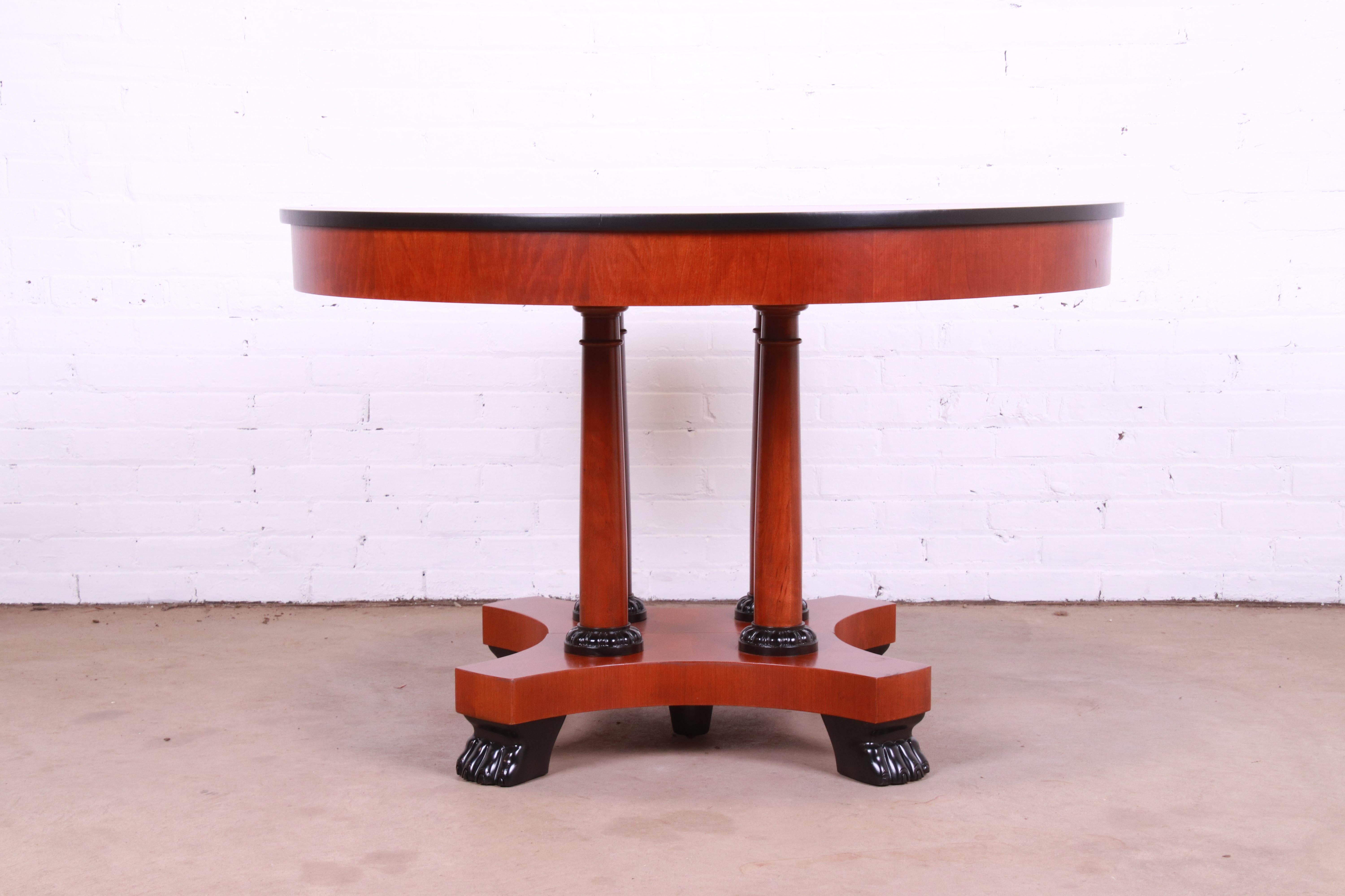 Table de salle à manger à rallonge néoclassique en bois de cerisier de Baker Furniture, revernie en vente 12
