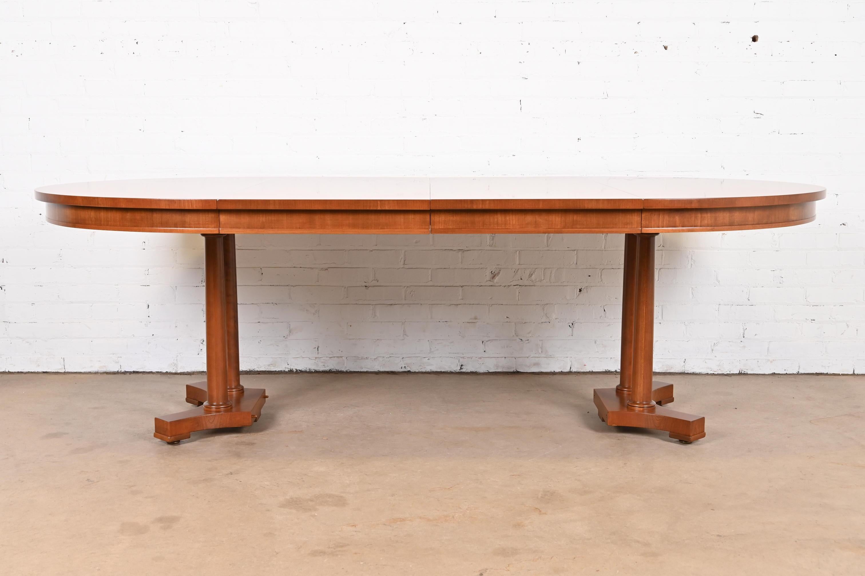Néoclassique Table de salle à manger à rallonge néoclassique en bois de cerisier de Baker Furniture, revernie en vente