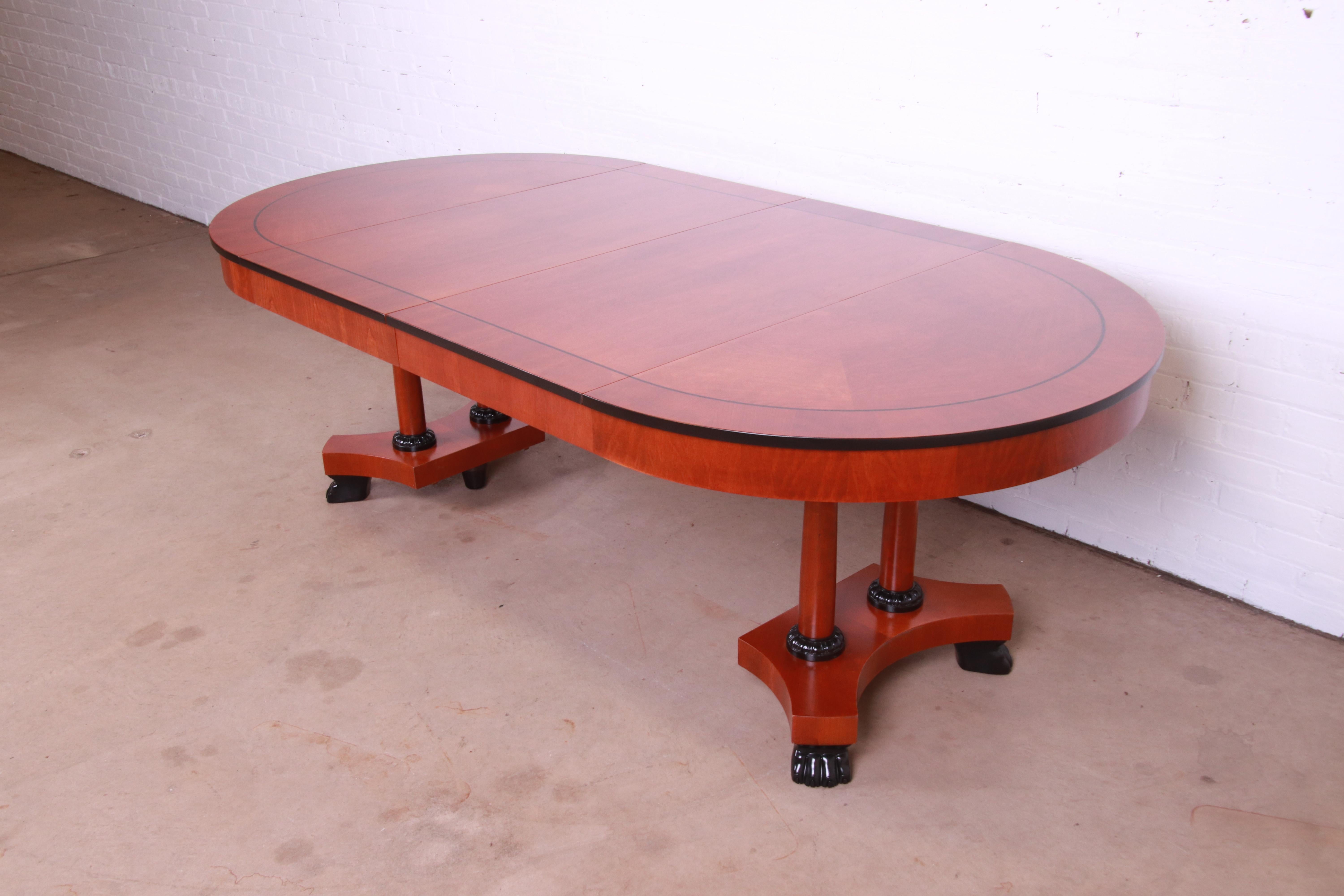 Américain Table de salle à manger à rallonge néoclassique en bois de cerisier de Baker Furniture, revernie en vente