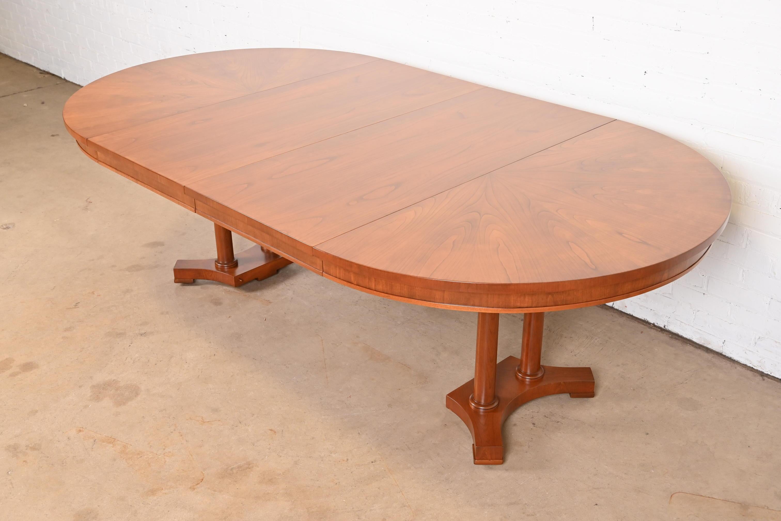 Américain Table de salle à manger à rallonge néoclassique en bois de cerisier de Baker Furniture, revernie en vente