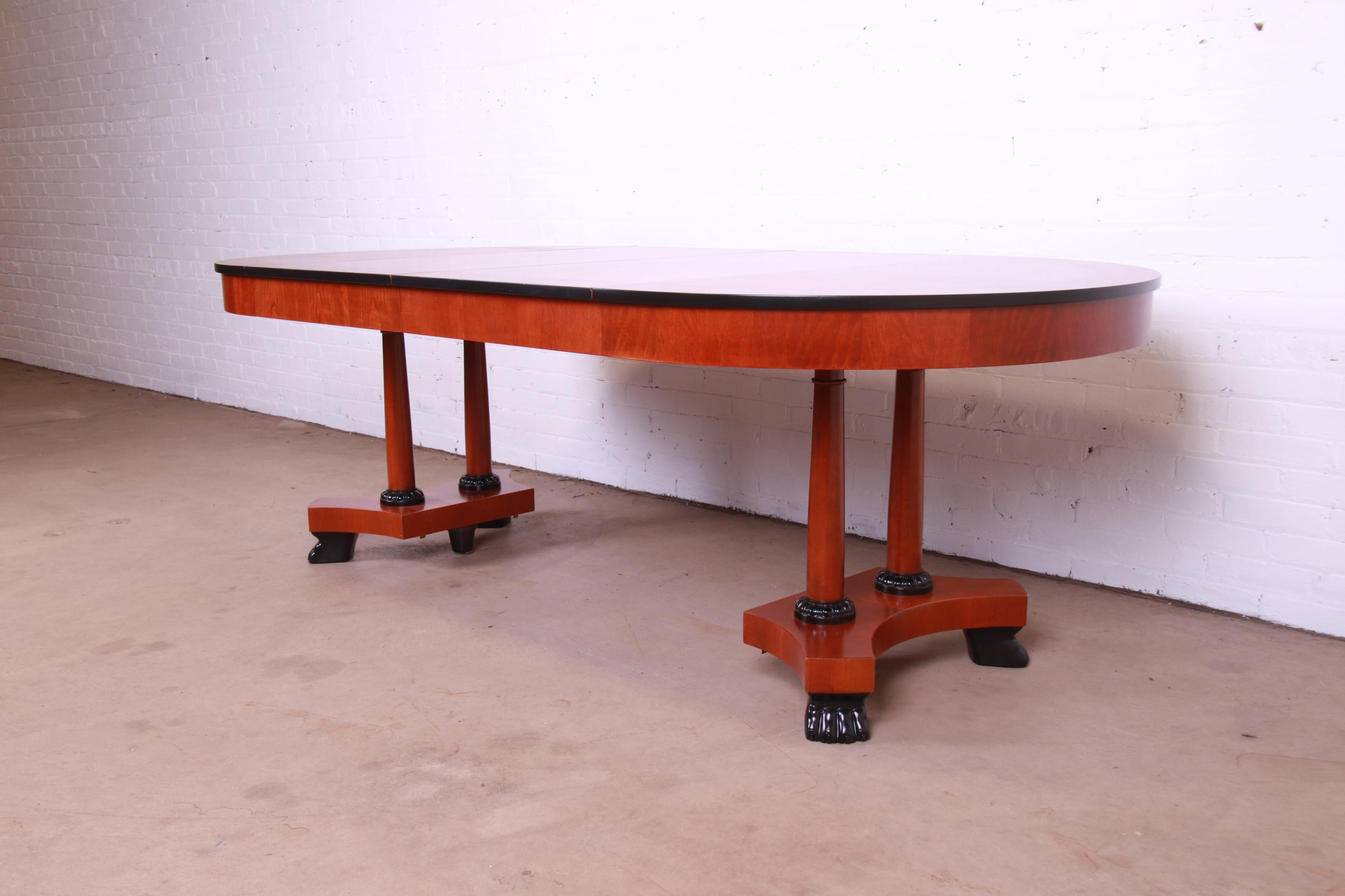 Table de salle à manger à rallonge néoclassique en bois de cerisier de Baker Furniture, revernie Bon état - En vente à South Bend, IN