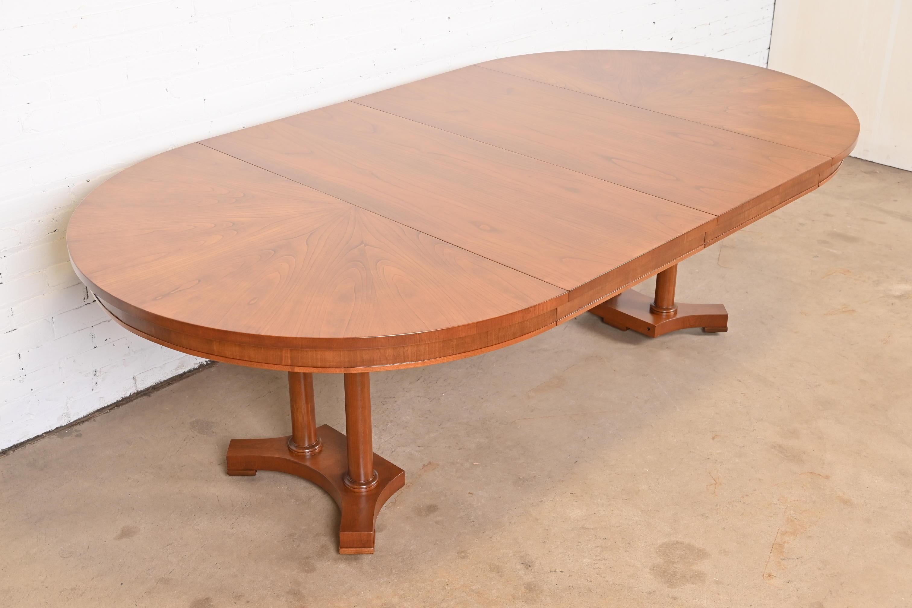 Milieu du XXe siècle Table de salle à manger à rallonge néoclassique en bois de cerisier de Baker Furniture, revernie en vente