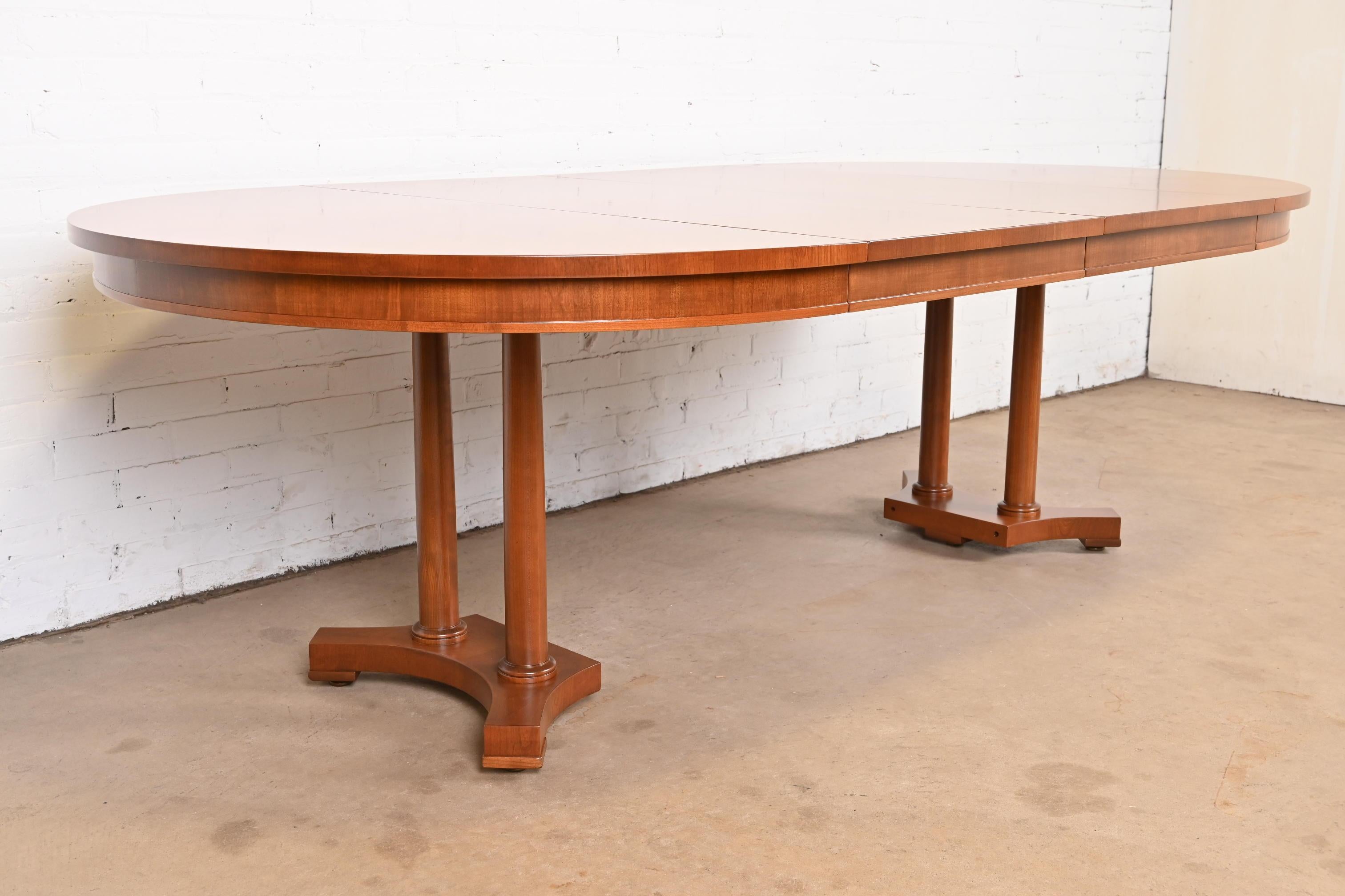 Cerise Table de salle à manger à rallonge néoclassique en bois de cerisier de Baker Furniture, revernie en vente