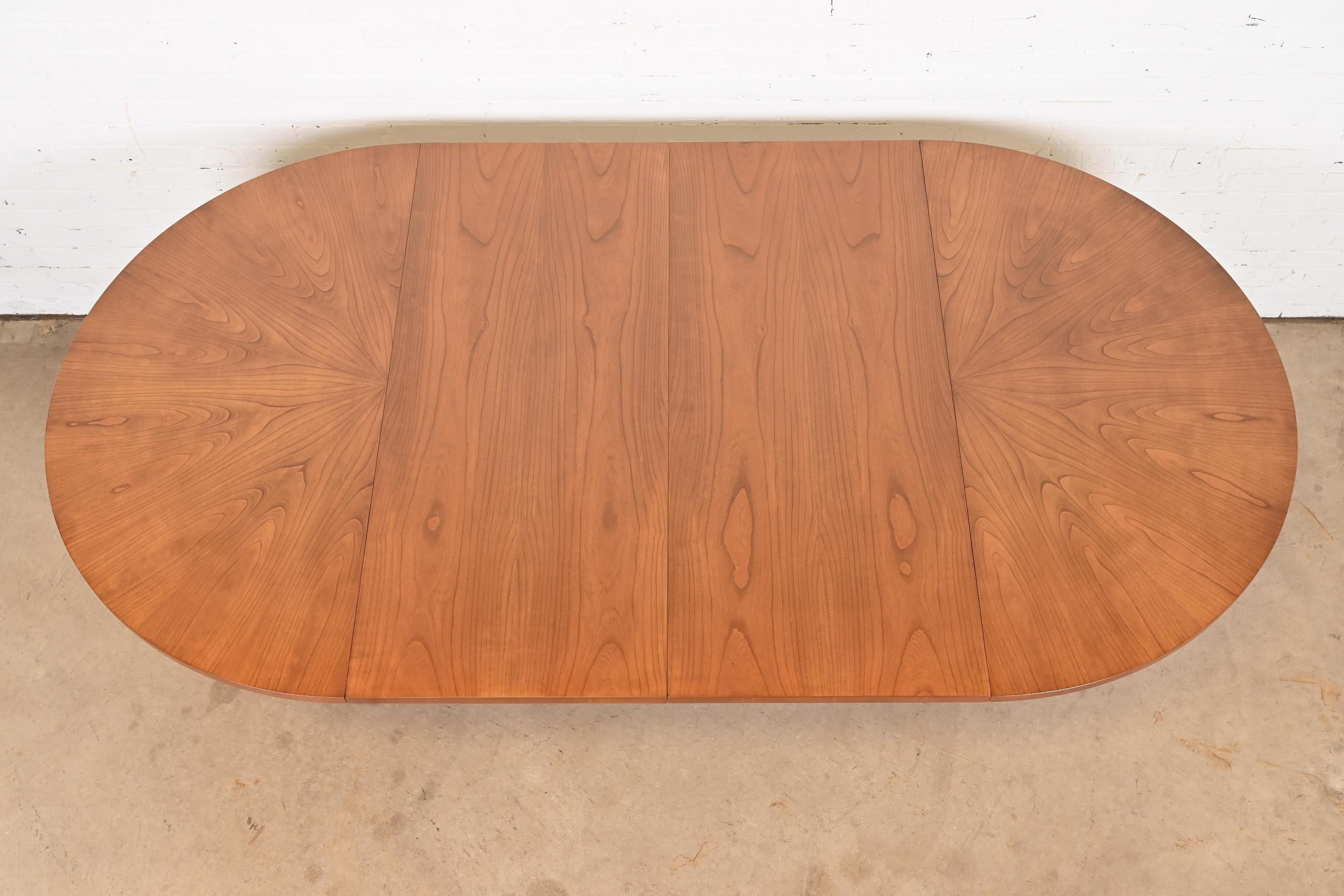 Table de salle à manger à rallonge néoclassique en bois de cerisier de Baker Furniture, revernie en vente 1