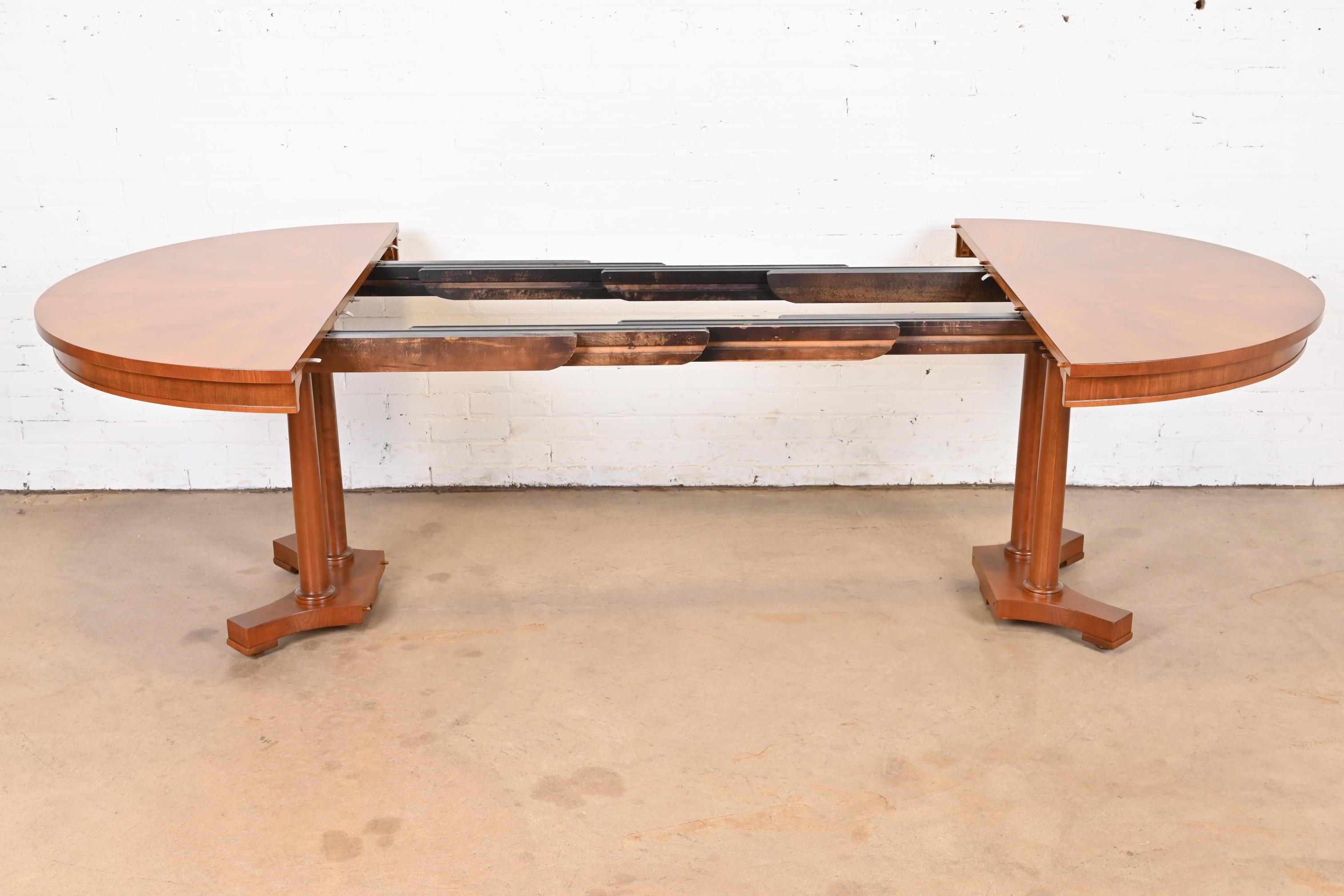 Table de salle à manger à rallonge néoclassique en bois de cerisier de Baker Furniture, revernie en vente 2