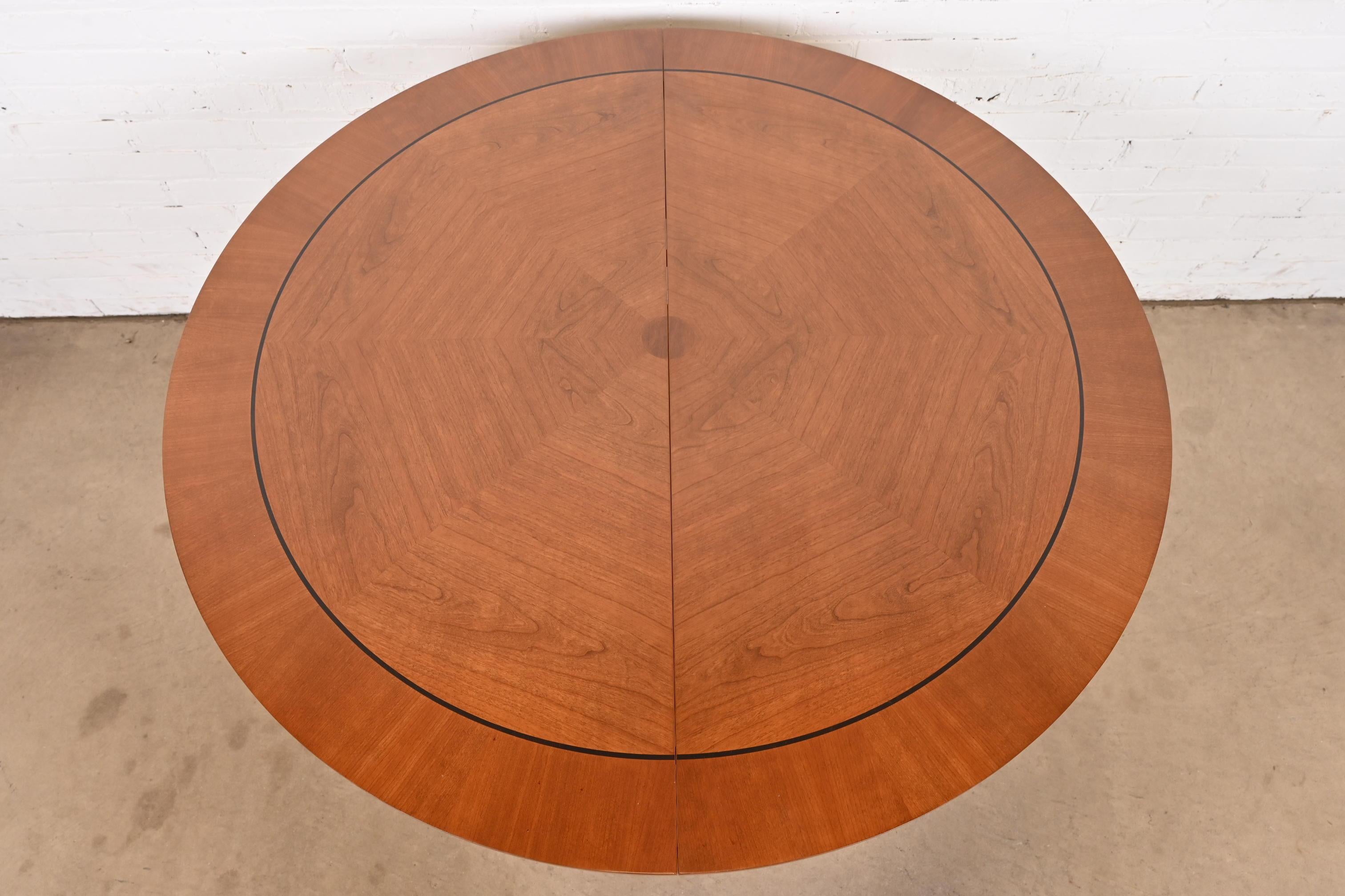 Tavolo da pranzo allungabile con piedistallo in legno di ciliegio Neoclassico di Baker Furniture in vendita 4