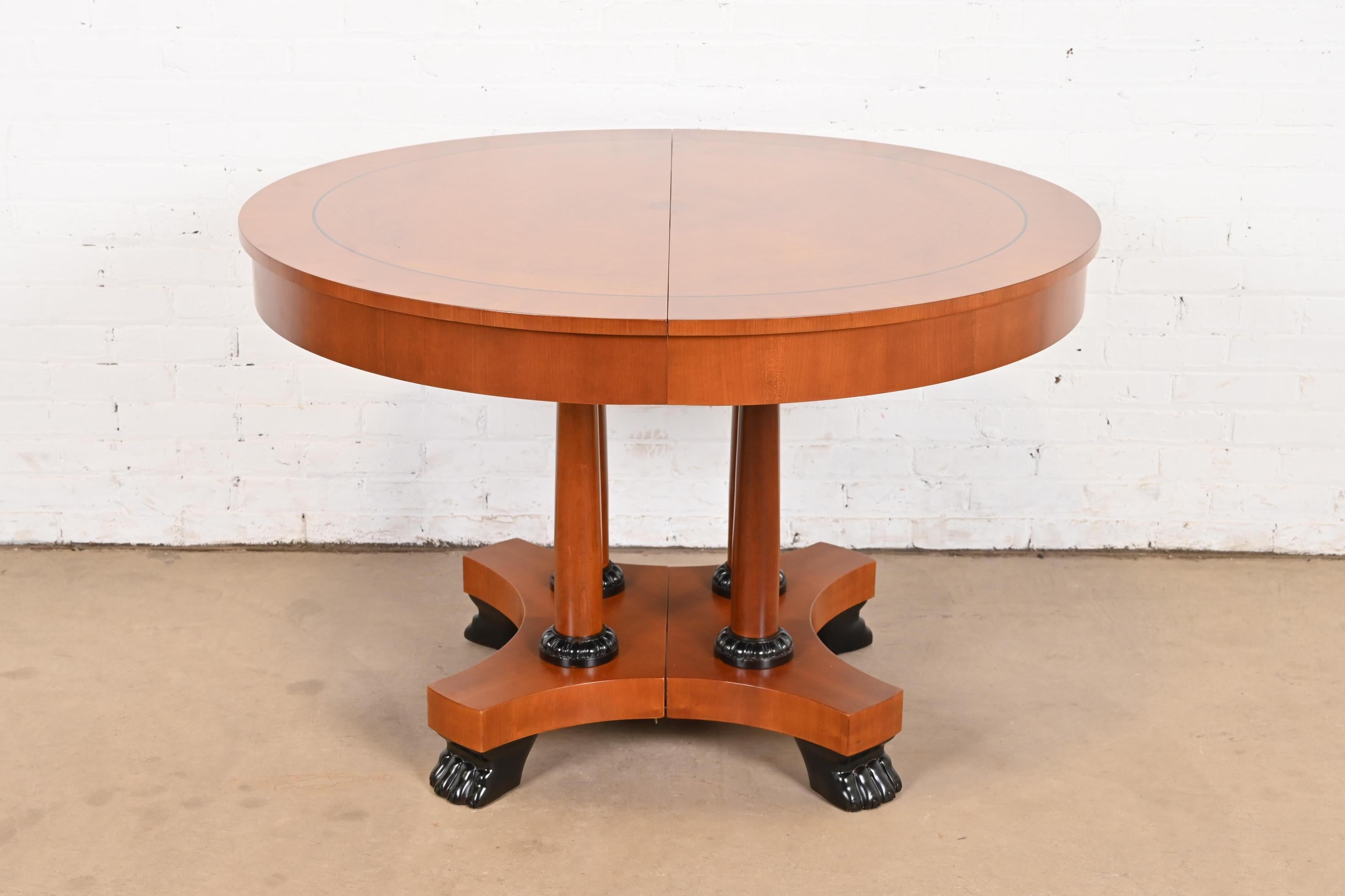Tavolo da pranzo allungabile con piedistallo in legno di ciliegio Neoclassico di Baker Furniture in vendita 2