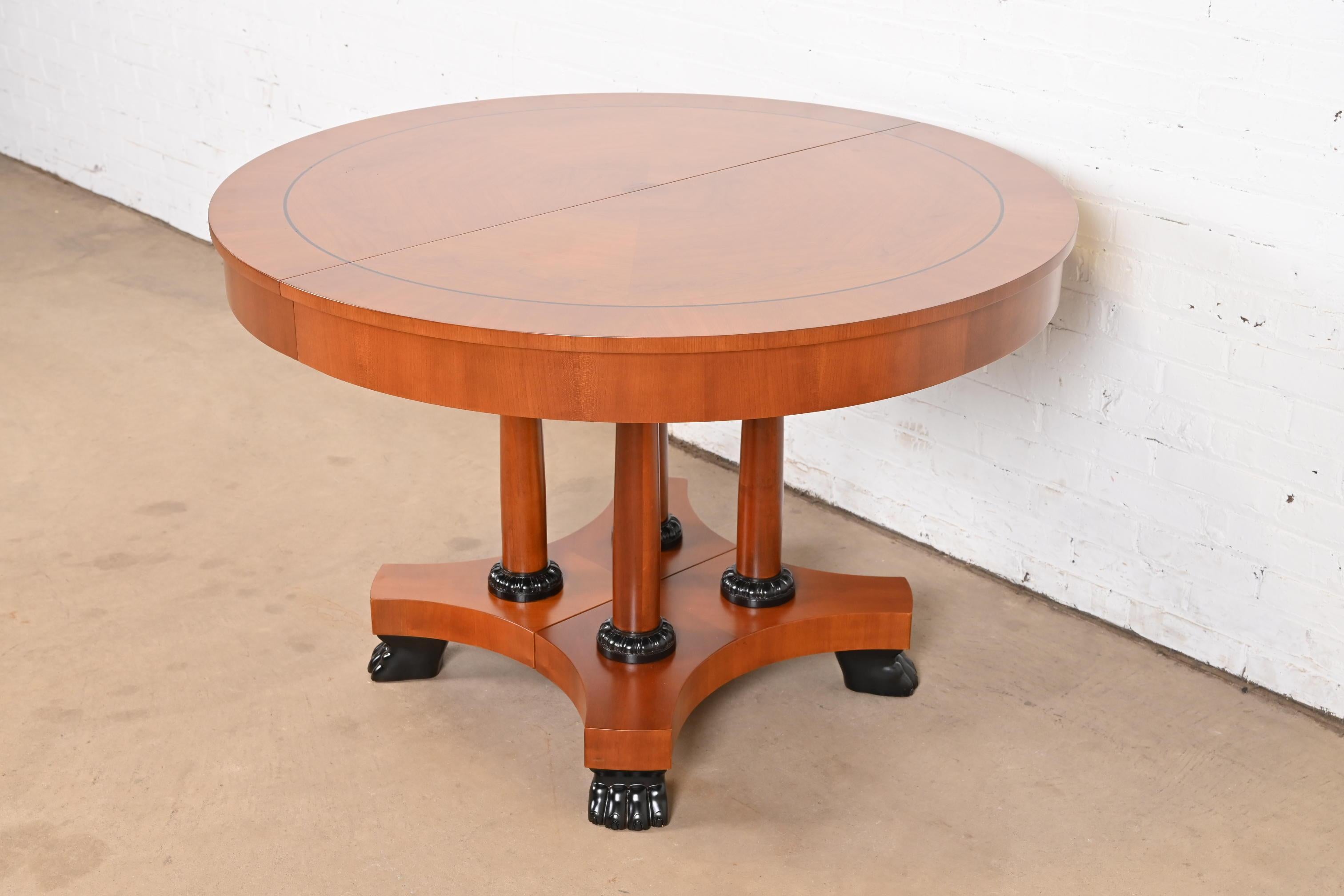 Tavolo da pranzo allungabile con piedistallo in legno di ciliegio Neoclassico di Baker Furniture in vendita 3