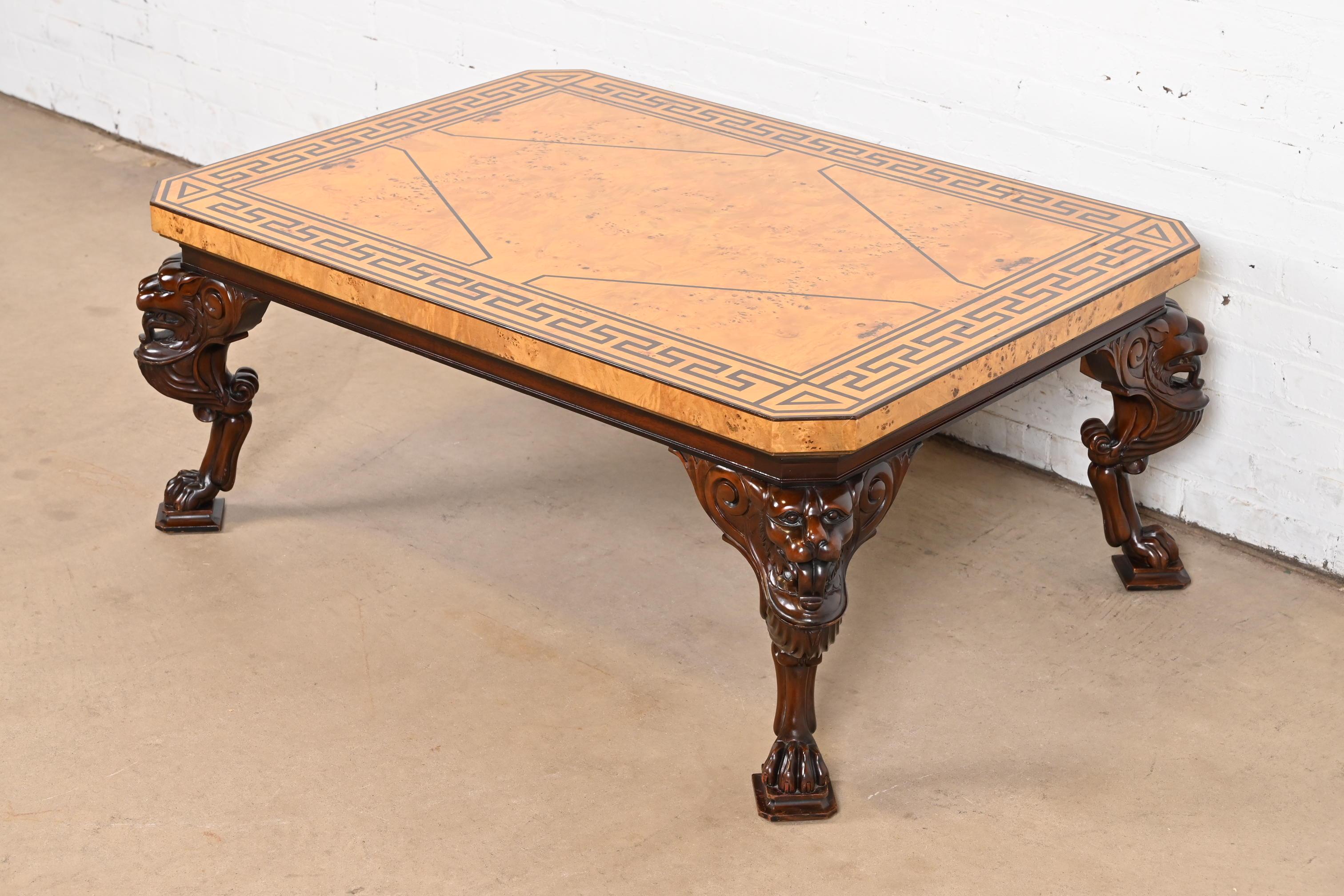 Remarquable table basse ou de cocktail de style néoclassique ou régence

Par Baker Furniture

États-Unis, fin du 20e siècle

Plateau en bois d'olivier ronce, avec un motif de clé grecque ébonisé, sur des pieds en forme de lion en acajou massif