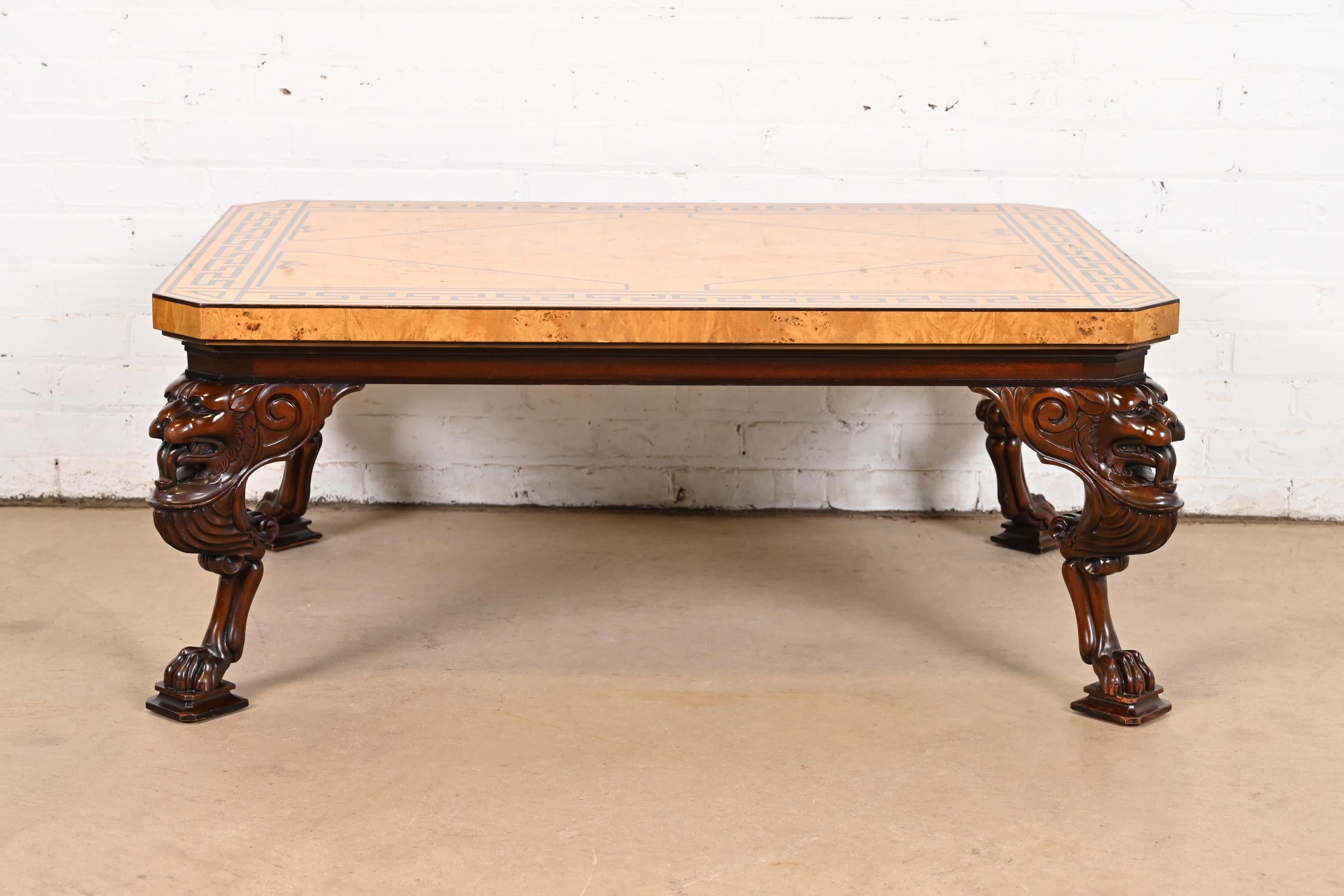 Néoclassique Table de cocktail néoclassique Baker Furniture avec plateau en bois de ronce à motifs grecs en vente