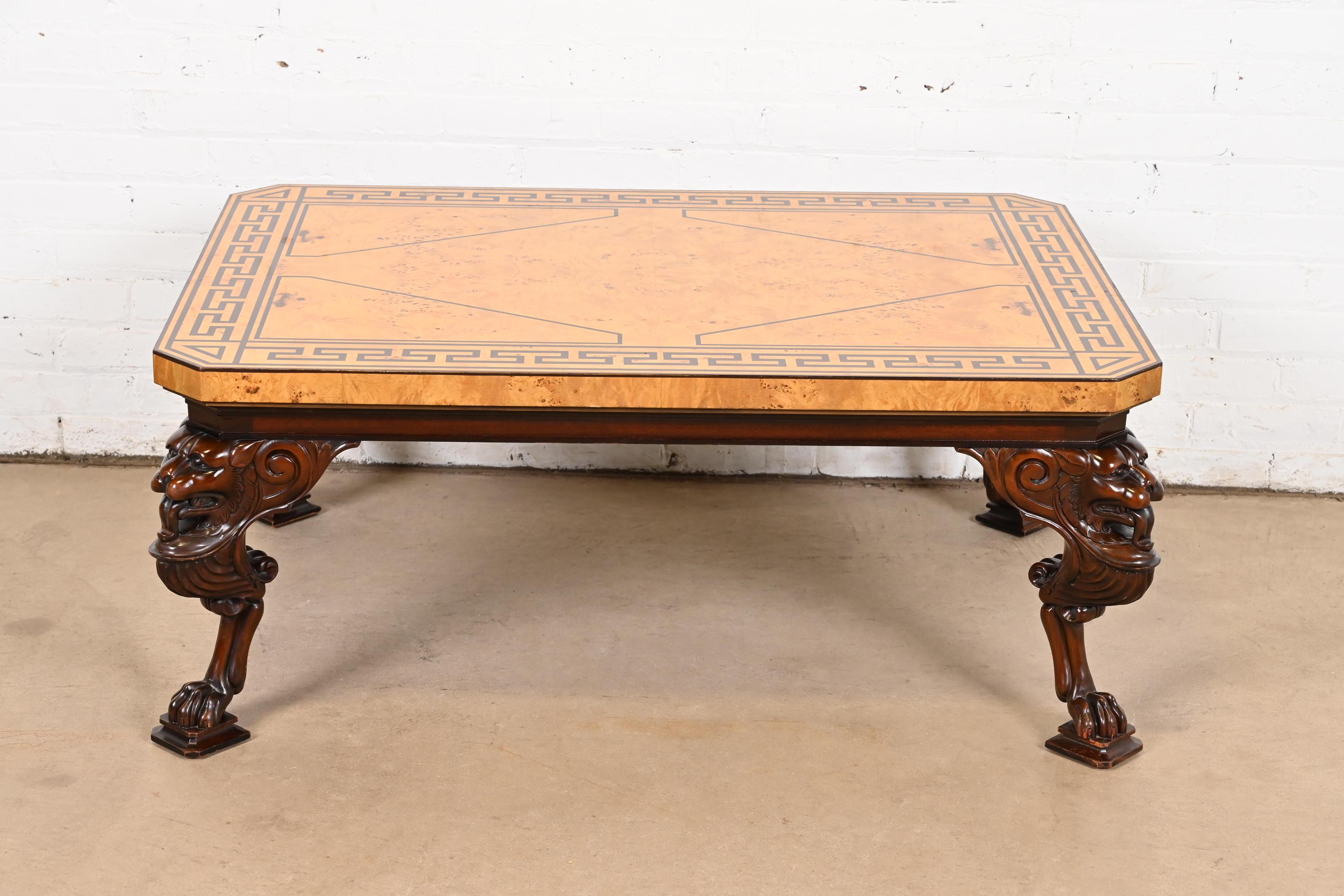 Américain Table de cocktail néoclassique Baker Furniture avec plateau en bois de ronce à motifs grecs en vente