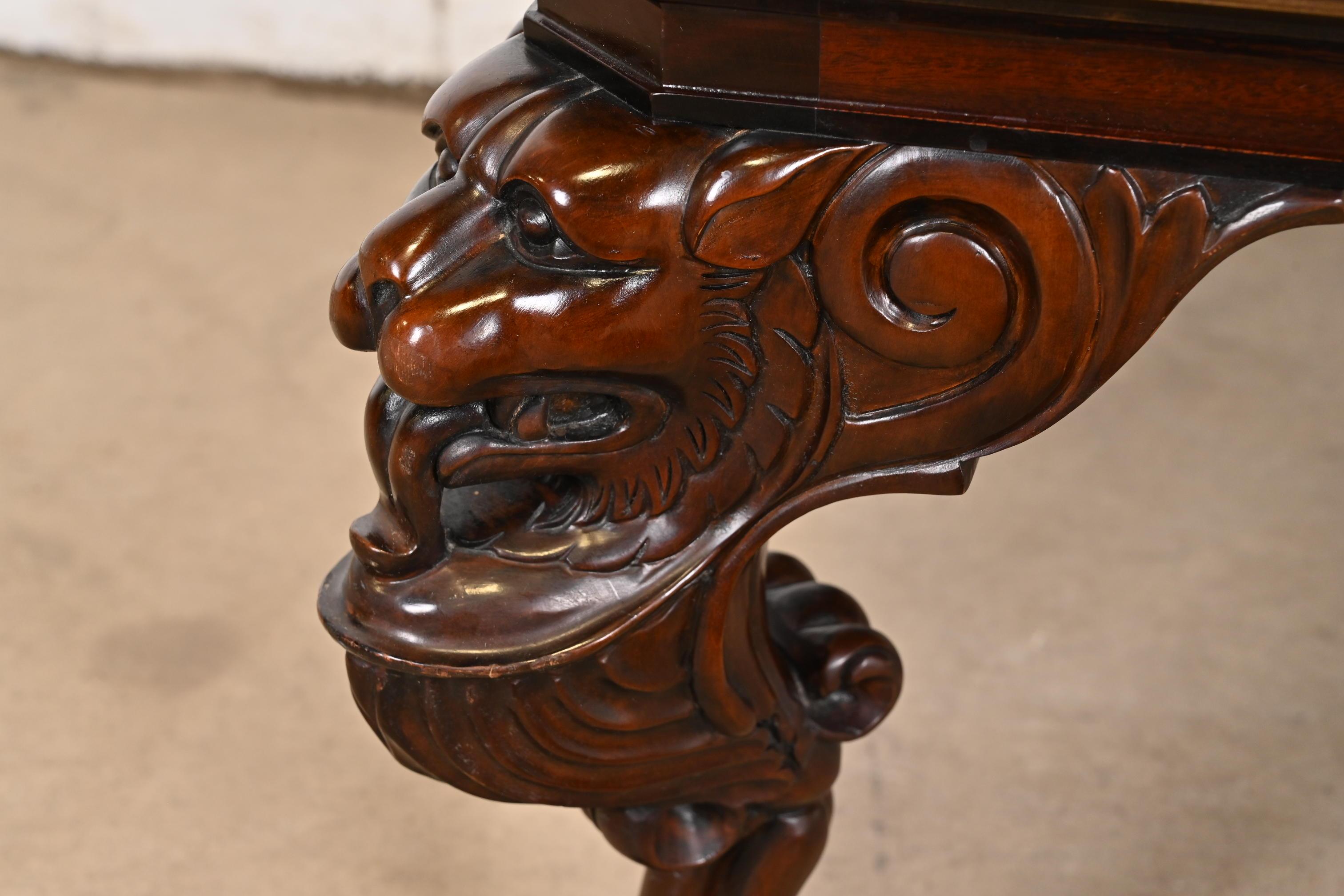 Acajou Table de cocktail néoclassique Baker Furniture avec plateau en bois de ronce à motifs grecs en vente