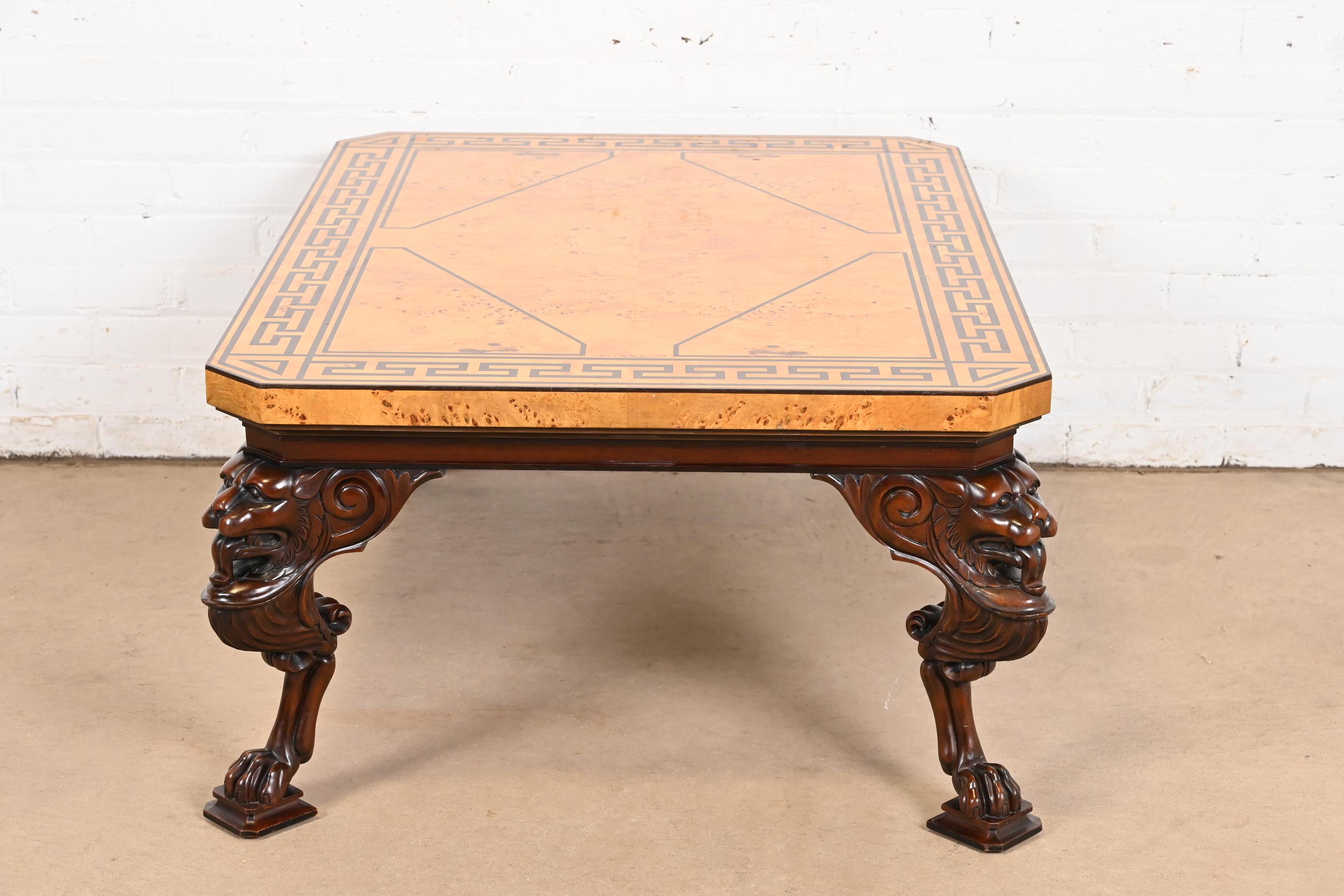 Table de cocktail néoclassique Baker Furniture avec plateau en bois de ronce à motifs grecs en vente 2