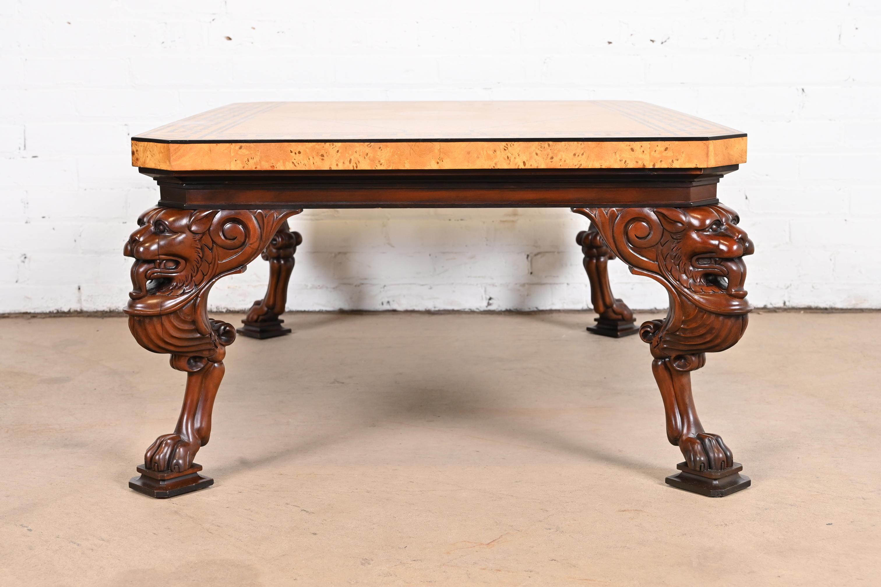 Baker Furniture table basse néoclassique avec têtes de lion sculptées et plateau en broussin en vente 2