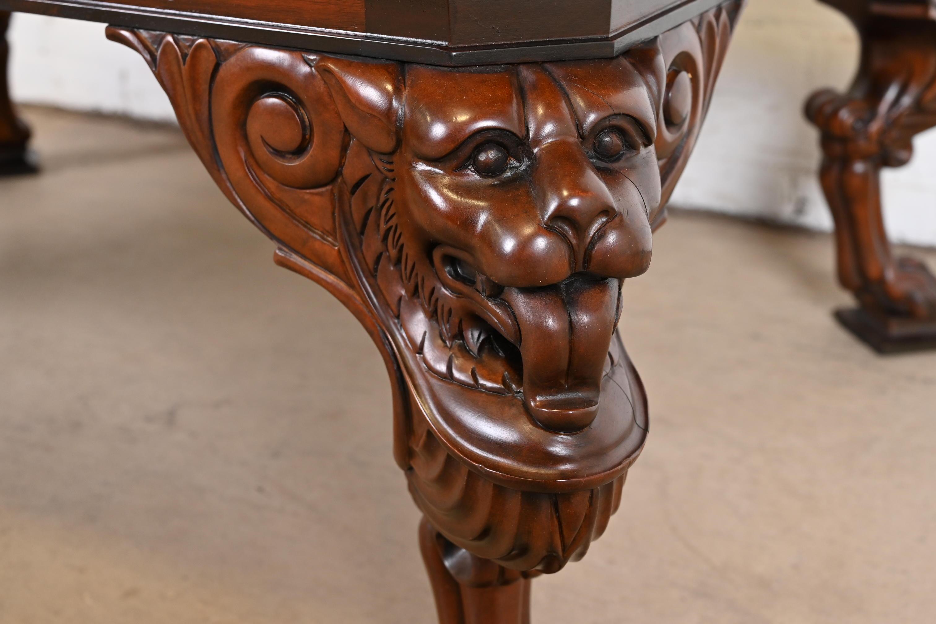 Baker Furniture table basse néoclassique avec têtes de lion sculptées et plateau en broussin en vente 1