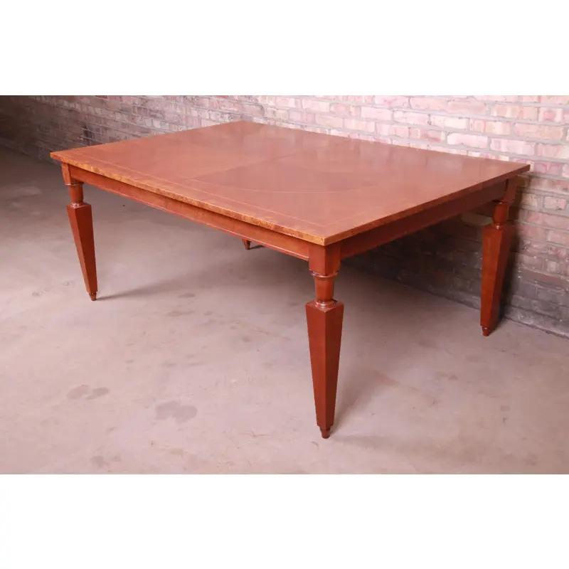 Magnifique table de salle à manger à rallonge de style néoclassique

Par Baker Furniture

USA, Circa 1990

Bois de cerisier incrusté assorti au livre, avec bandeau en ronce de bois.

Dimensions : 70 