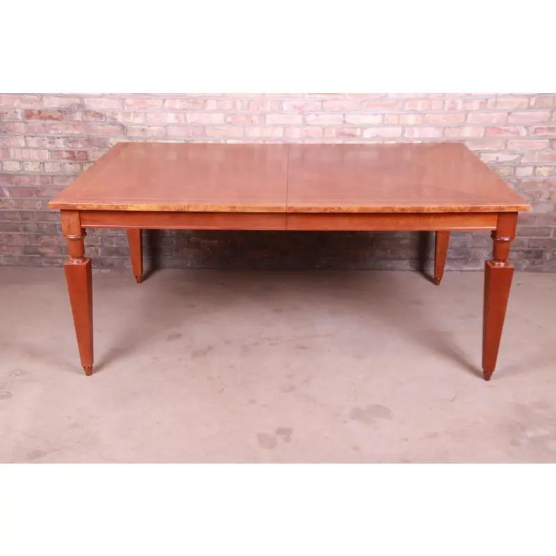 Néoclassique Table de salle à manger à rallonge en cerisier marqueté et bois de ronce de Baker Furniture Neoclassical en vente