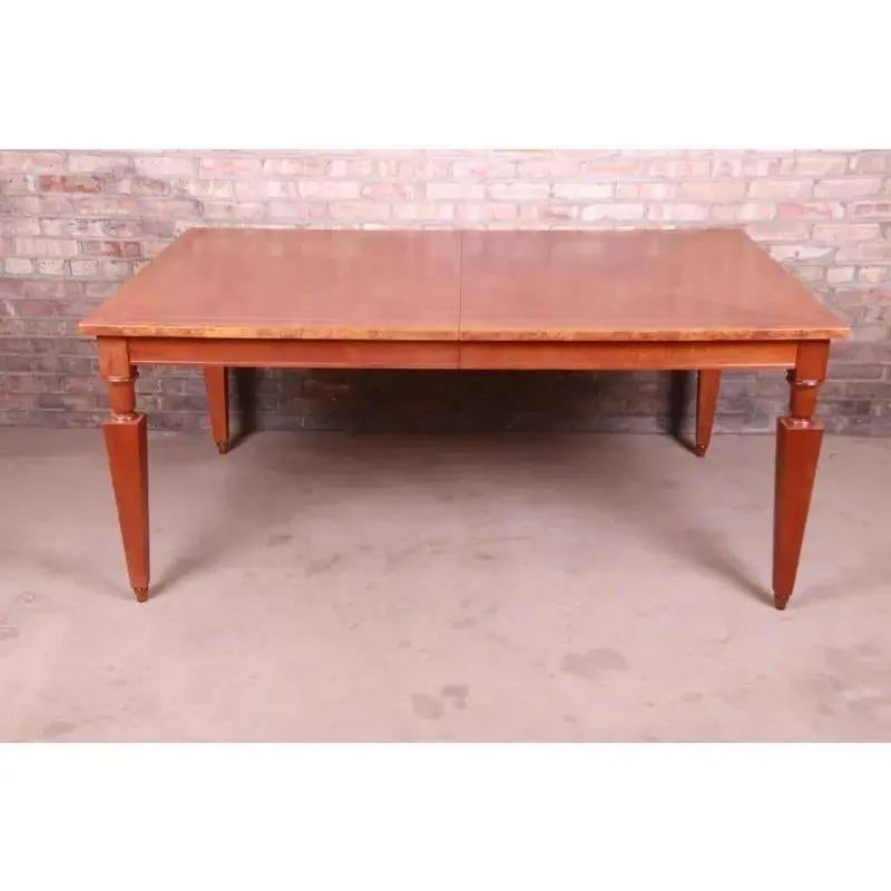 Néoclassique Table de salle à manger à rallonge en cerisier marqueté et bois de ronce de Baker Furniture Neoclassical en vente