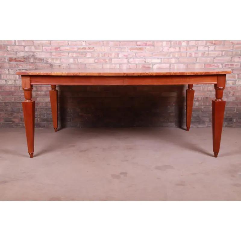 Américain Table de salle à manger à rallonge en cerisier marqueté et bois de ronce de Baker Furniture Neoclassical en vente