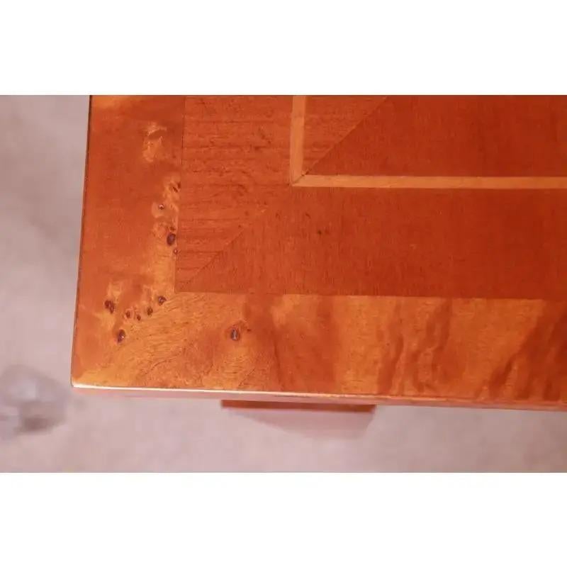 Cerise Table de salle à manger à rallonge en cerisier marqueté et bois de ronce de Baker Furniture Neoclassical en vente