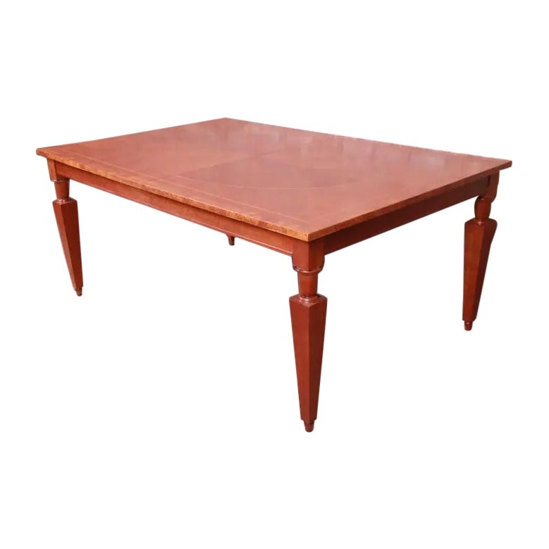 Table de salle à manger à rallonge en cerisier marqueté et bois de ronce de Baker Furniture Neoclassical