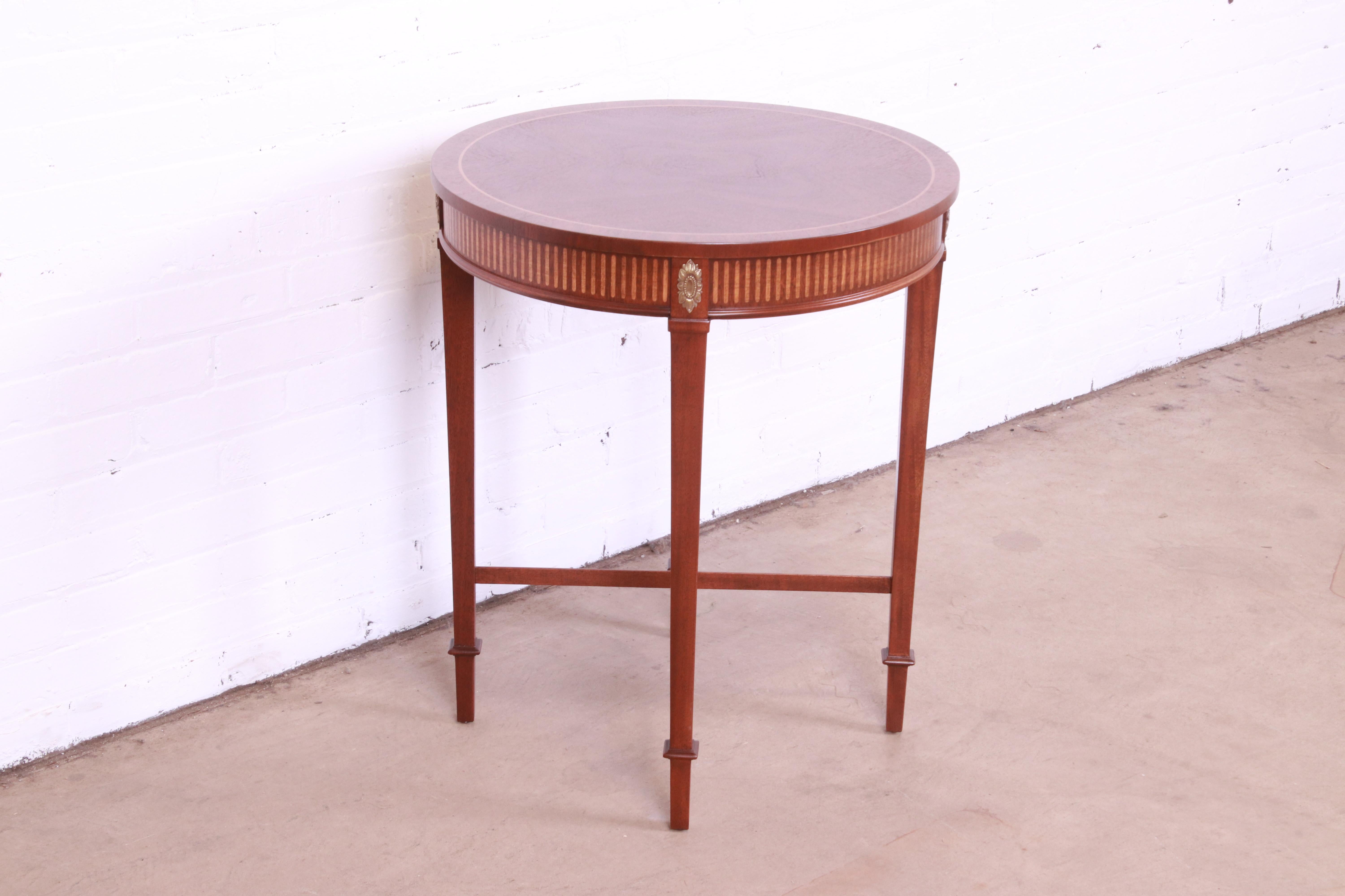 XX secolo Tavolo da tè neoclassico in mogano e ottone di Baker Furniture, appena rifinito in vendita