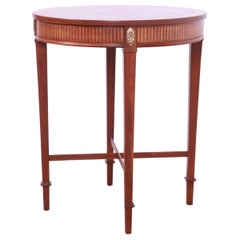 Tavolo da tè neoclassico in mogano e ottone di Baker Furniture, appena rifinito
