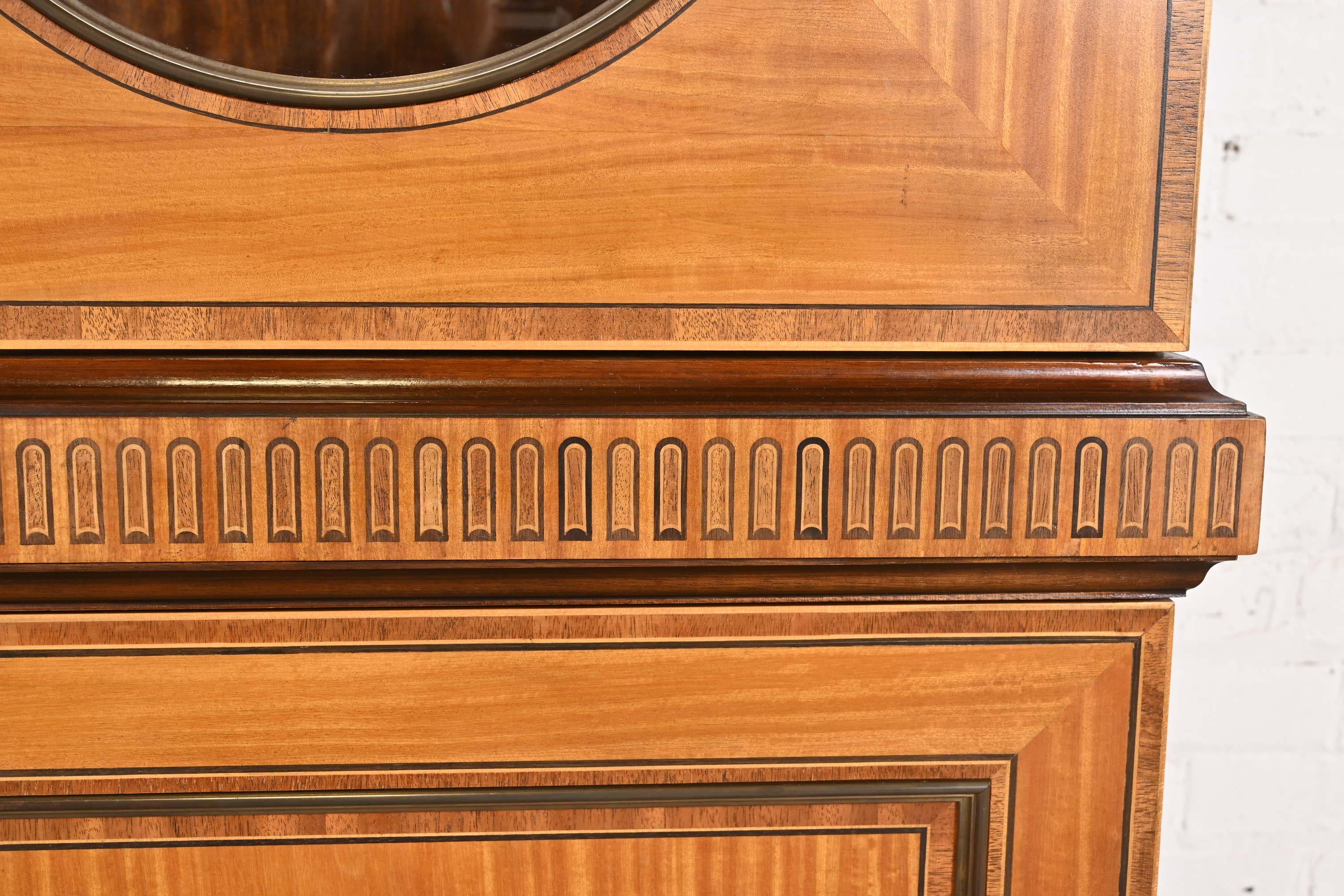 Meubles Baker - Bibliothèque de style néoclassique en bois satiné et à façade éclairée en vente 6