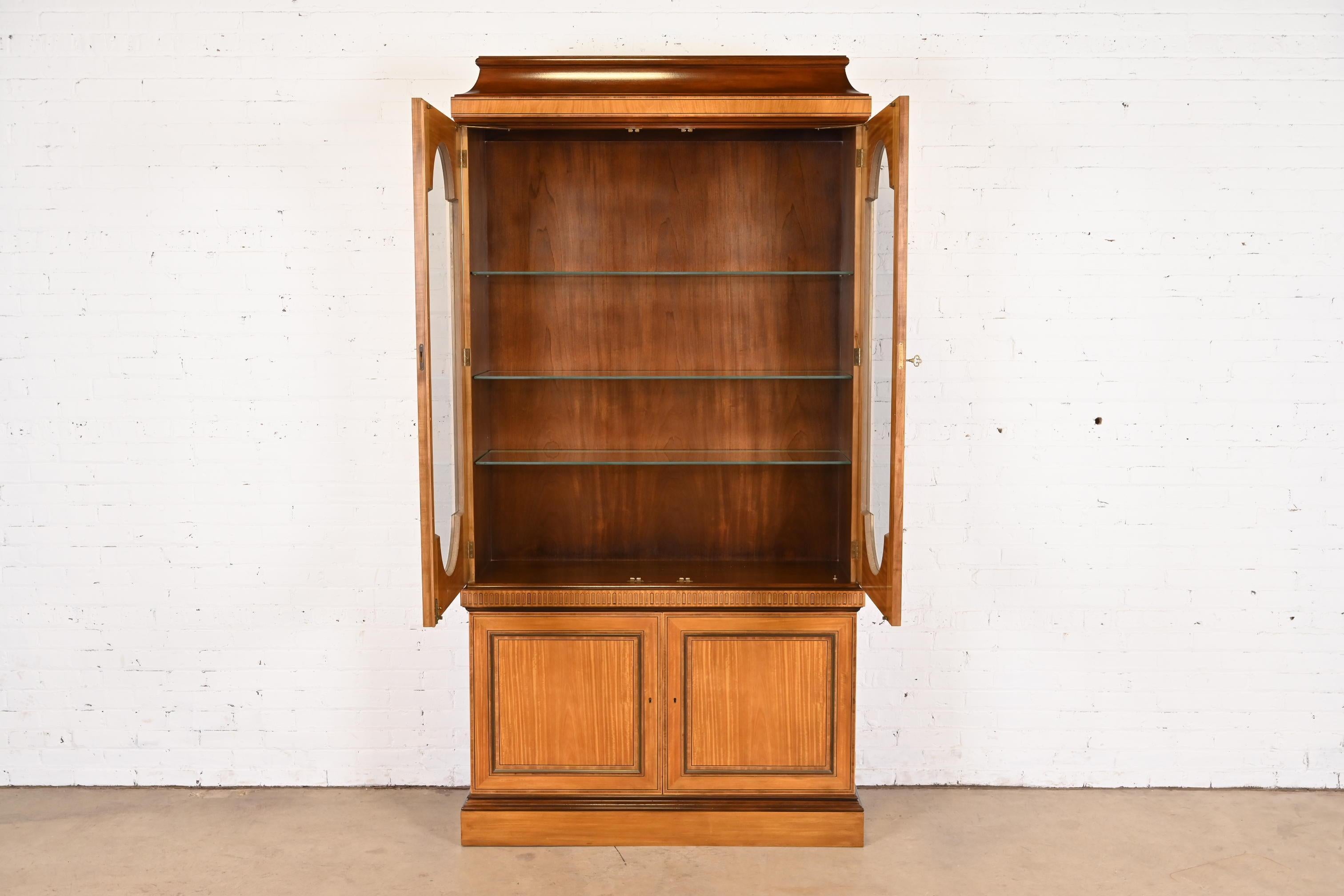 Neoklassizistischer Bücherregalschrank aus Seidenholz mit beleuchteter Breakfront von Baker Furniture (Glas) im Angebot