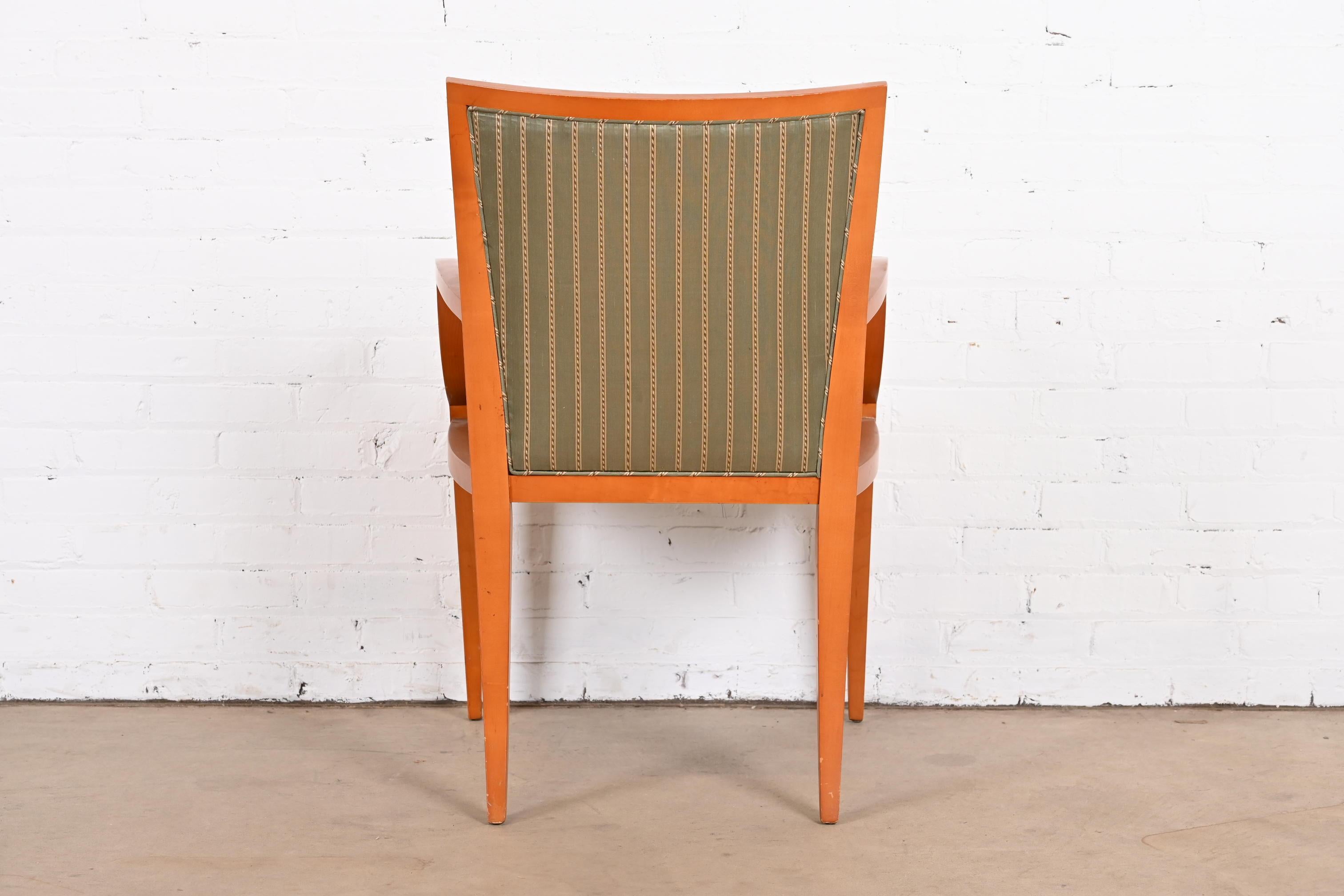 Baker Furniture Neoklassizistischer Sessel aus massivem Ahornholz mit Seidenpolsterung im Angebot 4