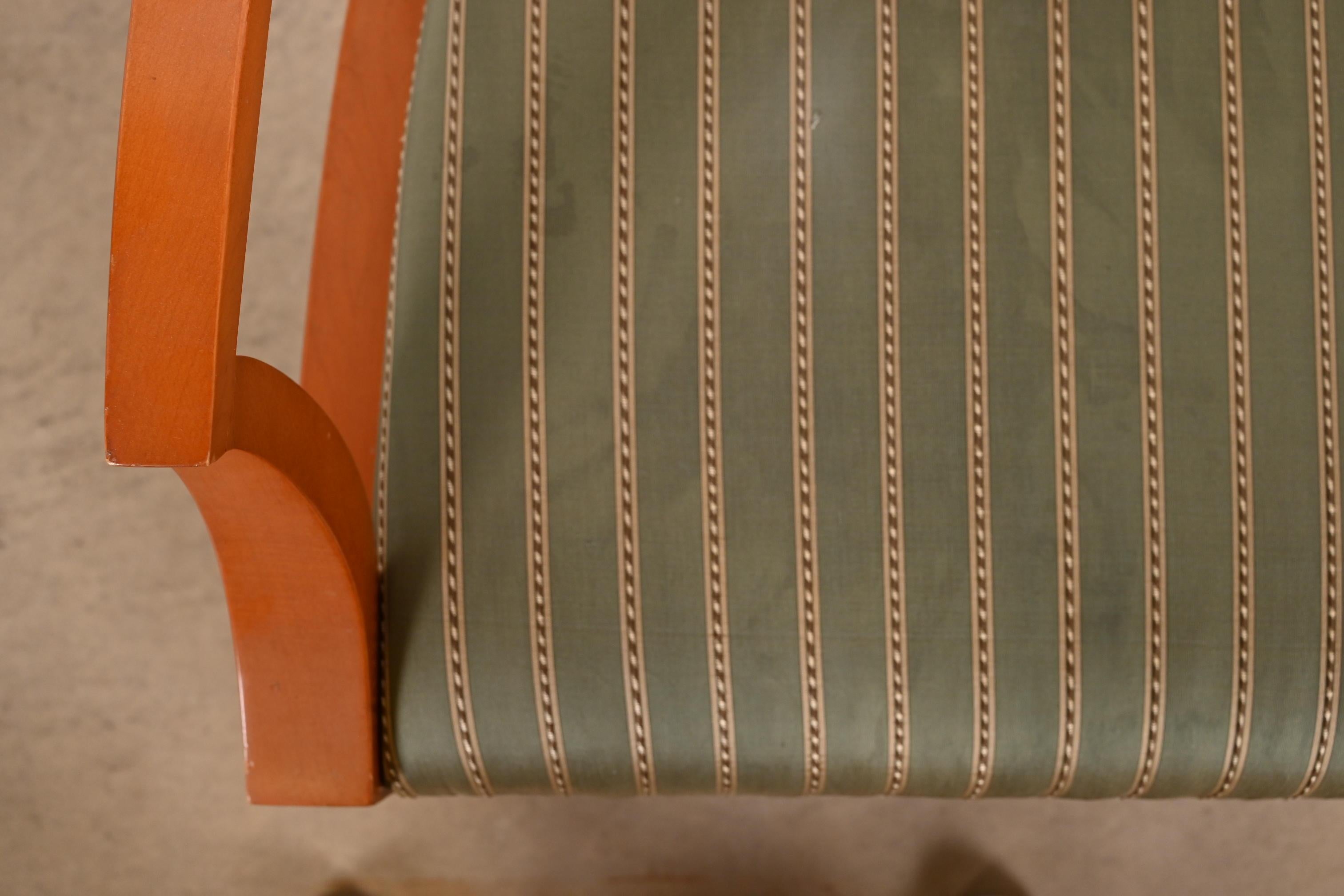 Baker Furniture Neoklassizistischer Sessel aus massivem Ahornholz mit Seidenpolsterung im Angebot 8