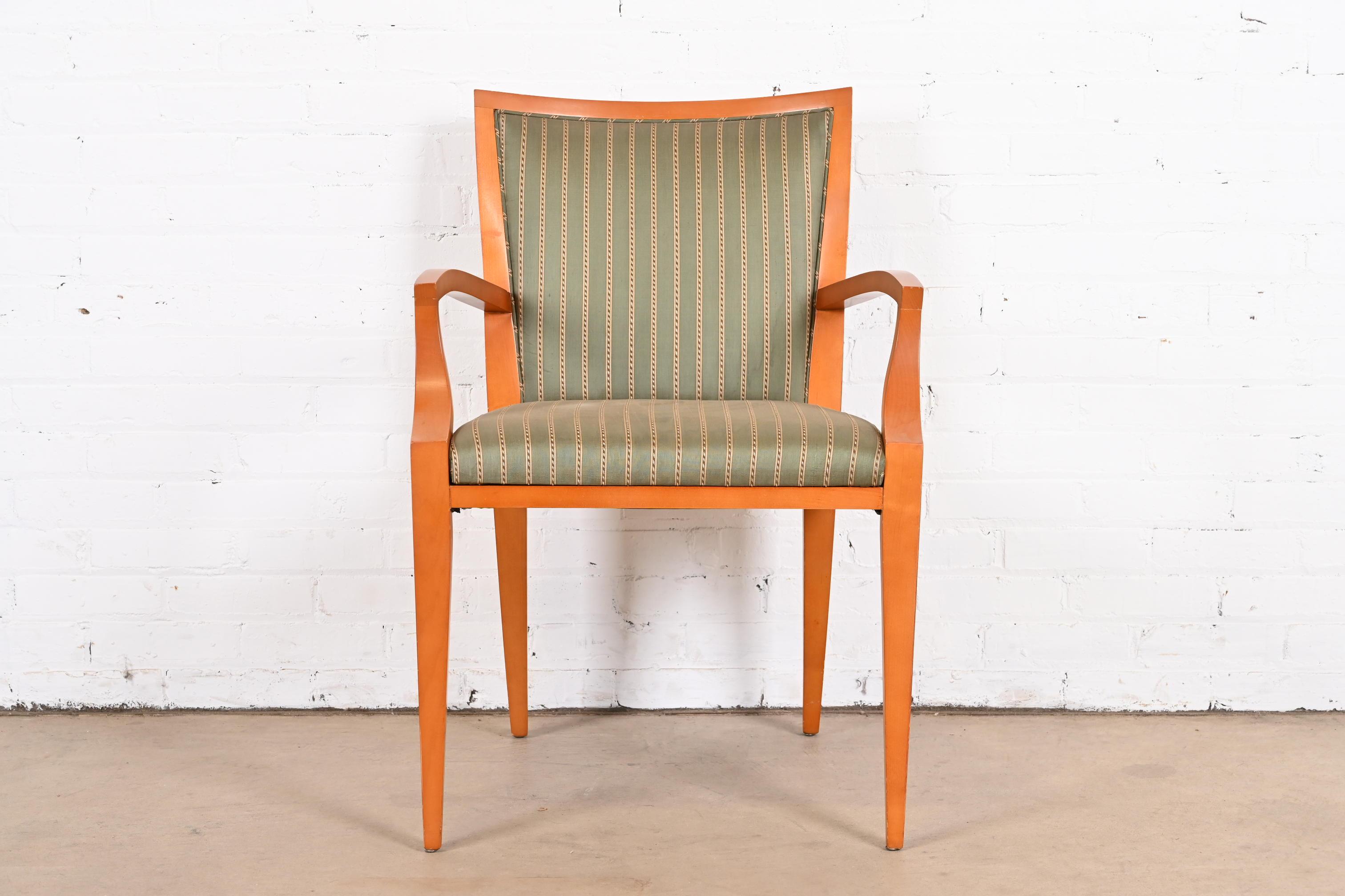 Ein wunderschöner moderner Sessel im neoklassischen Stil

Von Baker Furniture

USA, Ende des 20. Jahrhunderts

Rahmen aus massivem Ahornholz, mit originaler Seidenpolsterung.

Maße: 23,5