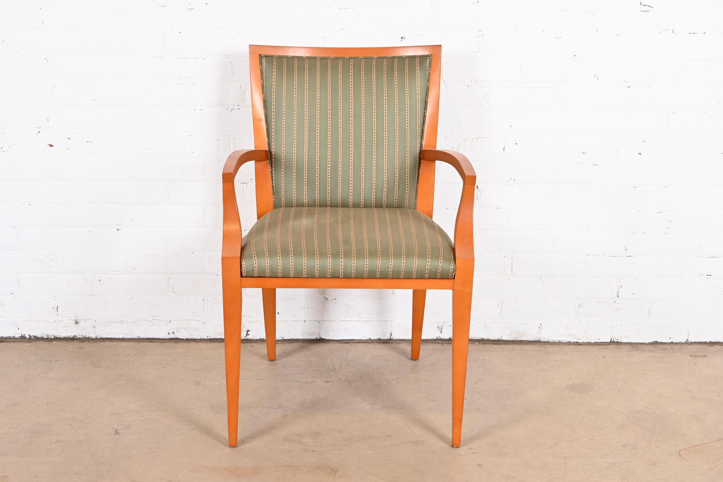 Baker Furniture Neoklassizistischer Sessel aus massivem Ahornholz mit Seidenpolsterung (Moderne) im Angebot