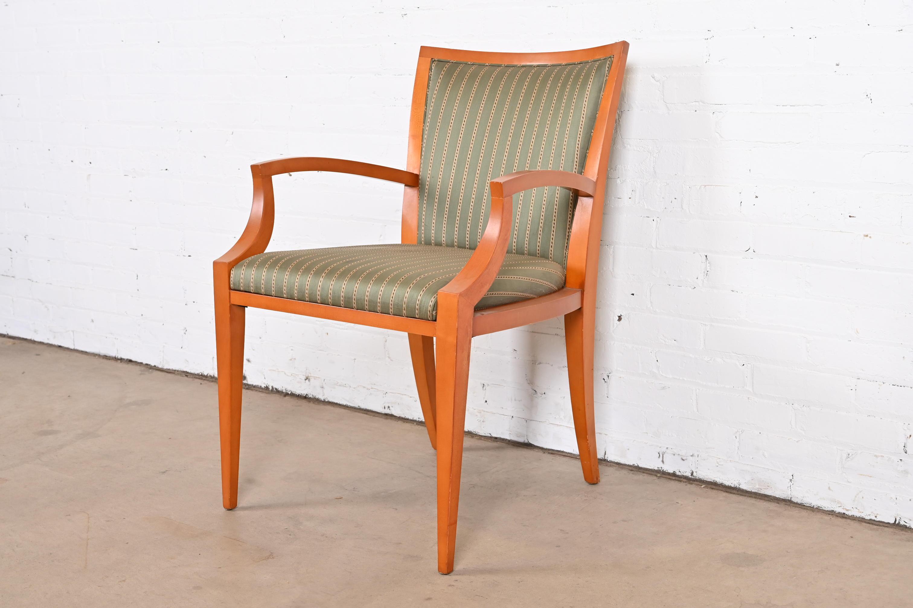 Baker Furniture Neoklassizistischer Sessel aus massivem Ahornholz mit Seidenpolsterung (amerikanisch) im Angebot
